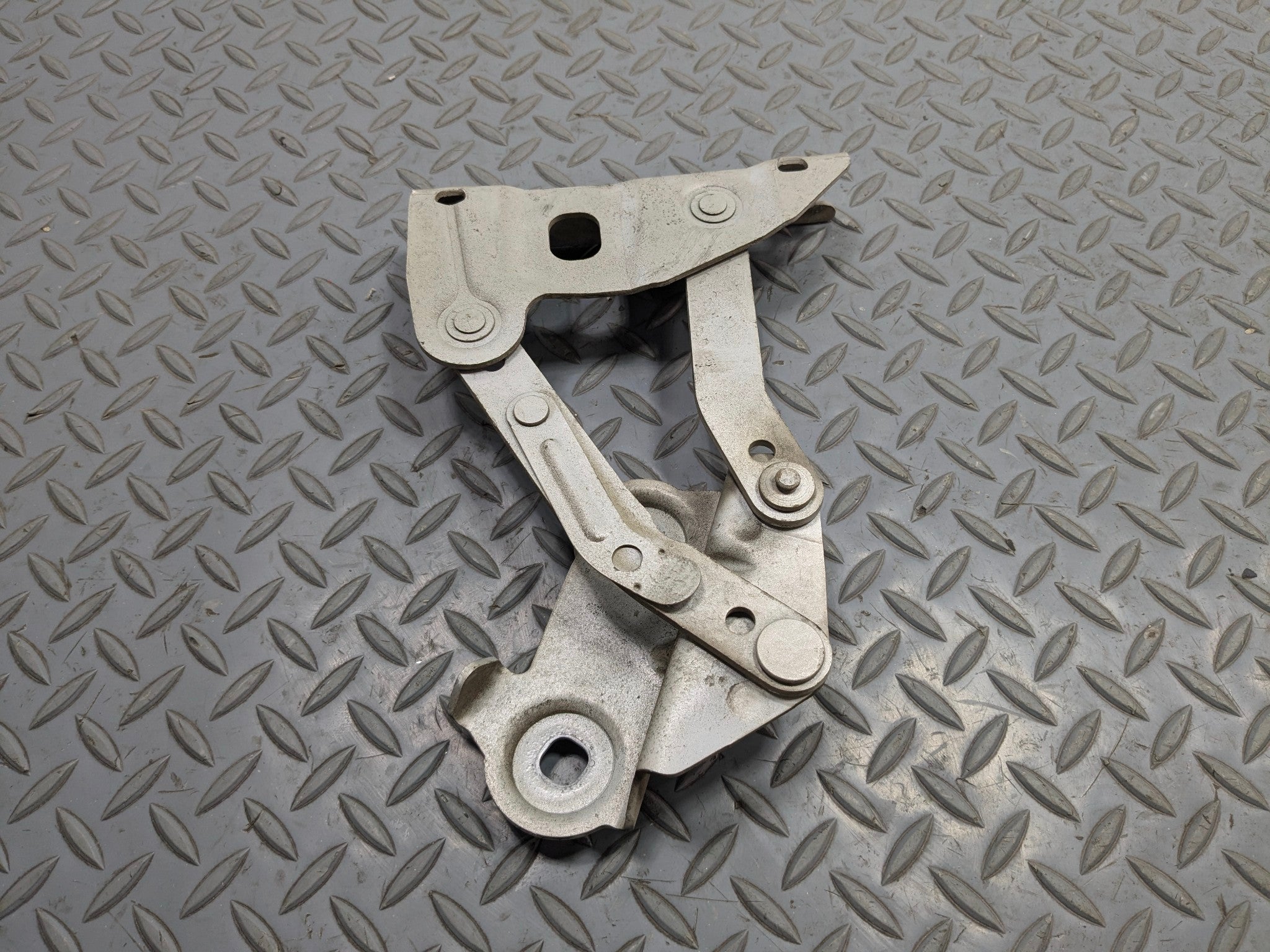 03 - 05 LAND ROVER RANGE ROVER OEM HOOD HINGE SUPPORT BRACKET FRONT LEFT SIDE