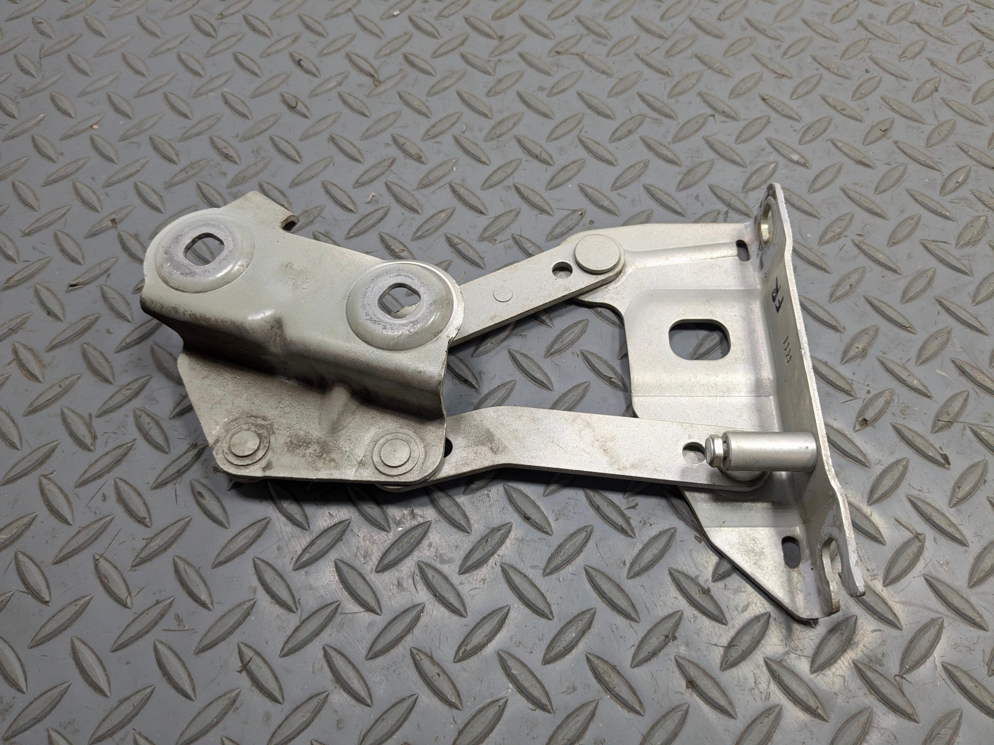 03 - 05 LAND ROVER RANGE ROVER OEM HOOD HINGE SUPPORT BRACKET FRONT RIGHT SIDE