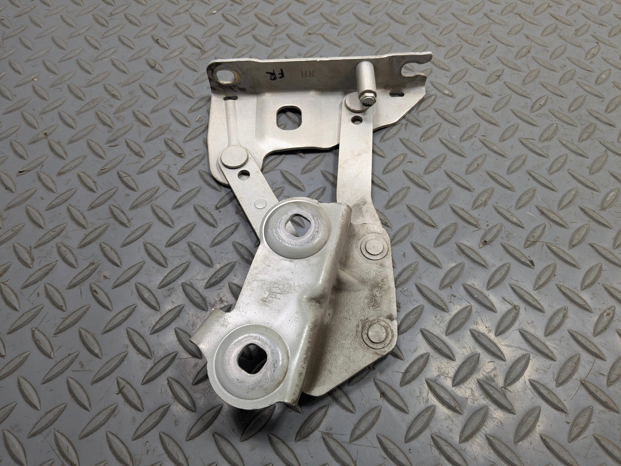 03 - 05 LAND ROVER RANGE ROVER OEM HOOD HINGE SUPPORT BRACKET FRONT RIGHT SIDE