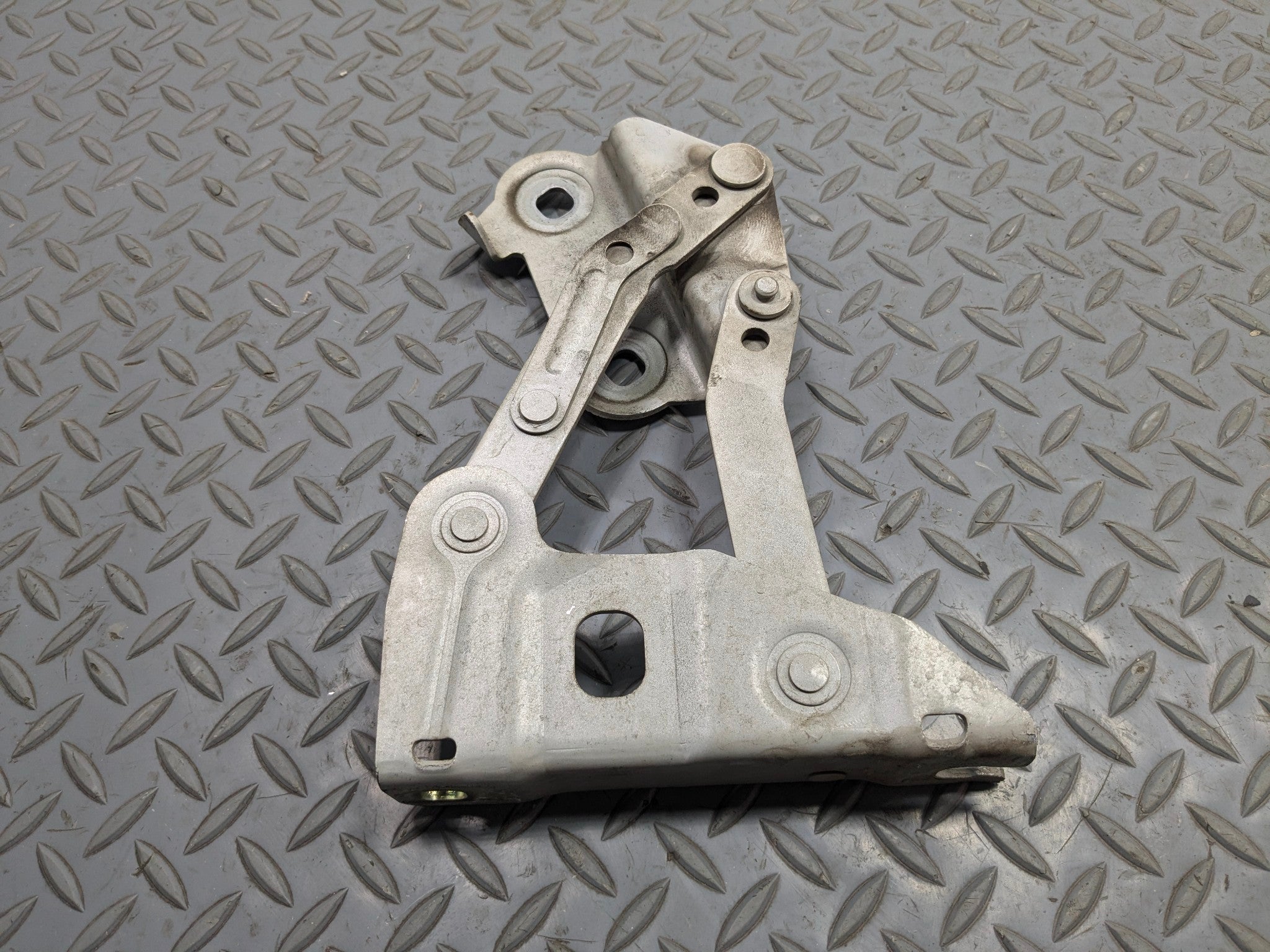 03 - 05 LAND ROVER RANGE ROVER OEM HOOD HINGE SUPPORT BRACKET FRONT RIGHT SIDE