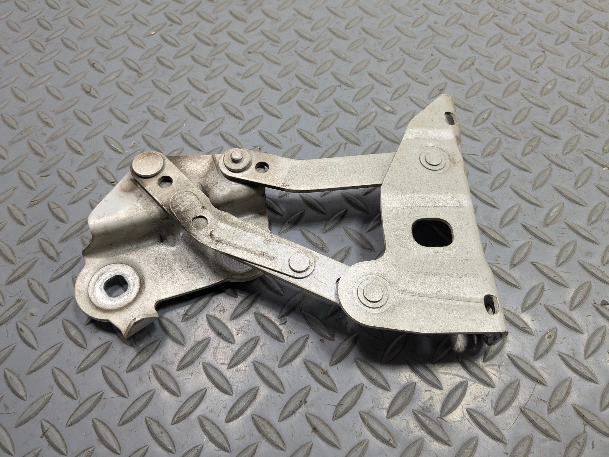 03 - 05 LAND ROVER RANGE ROVER OEM HOOD HINGE SUPPORT BRACKET FRONT RIGHT SIDE