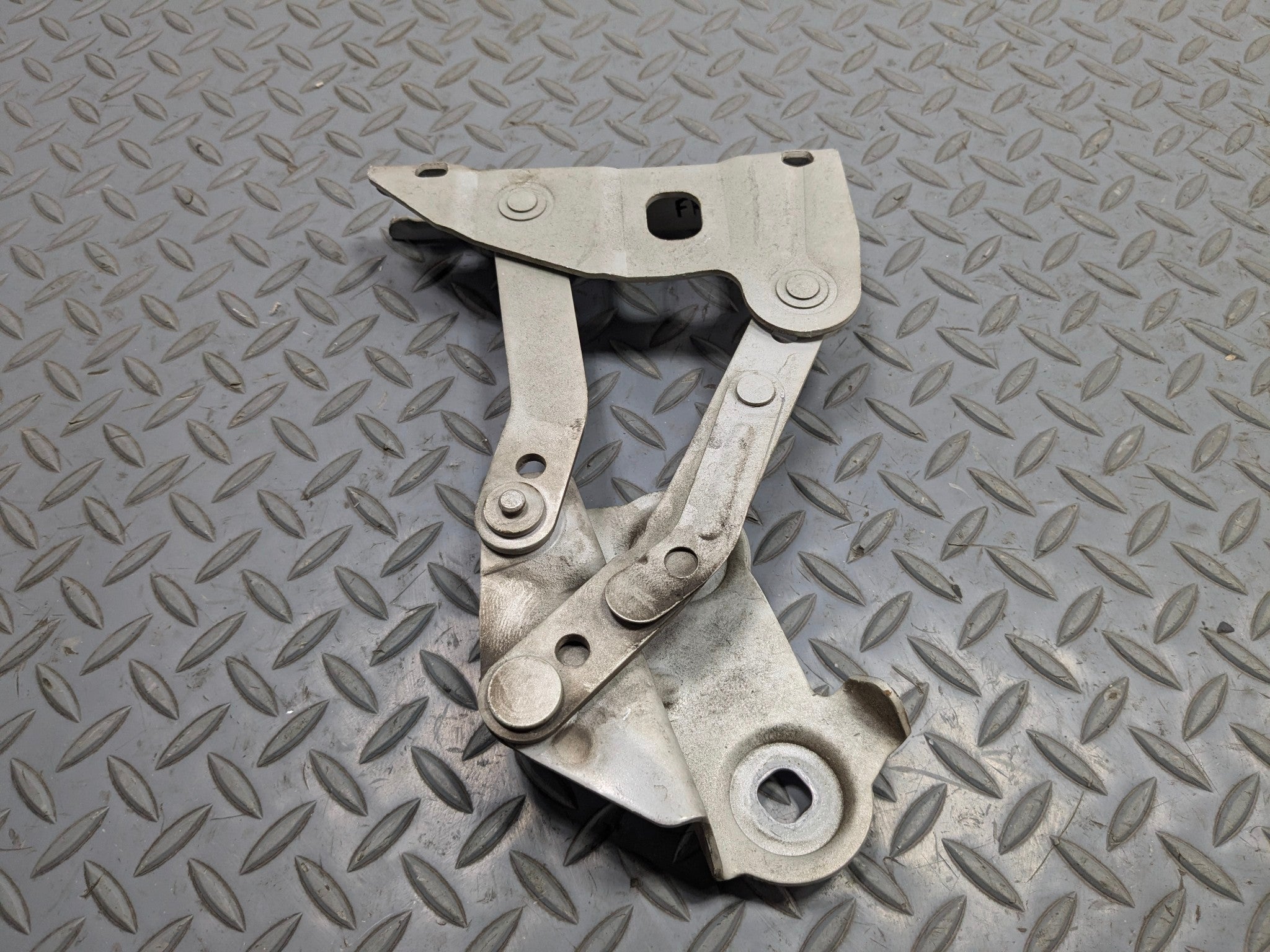 03 - 05 LAND ROVER RANGE ROVER OEM HOOD HINGE SUPPORT BRACKET FRONT RIGHT SIDE