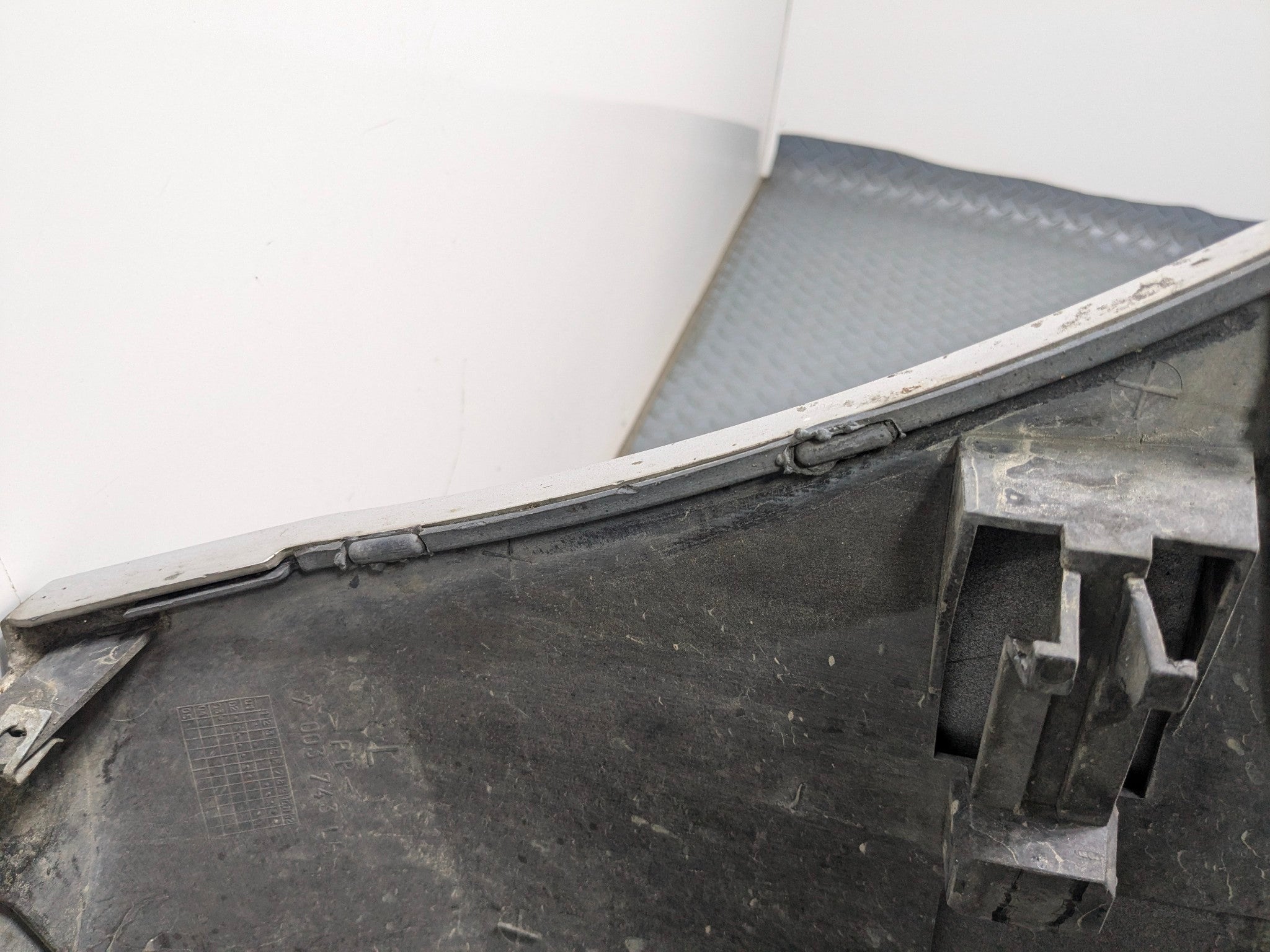 03 - 2005 LAND ROVER RANGE ROVER OEM FRONT BUMPER COVER ASSEMBLY ZAMBEZI SILVER