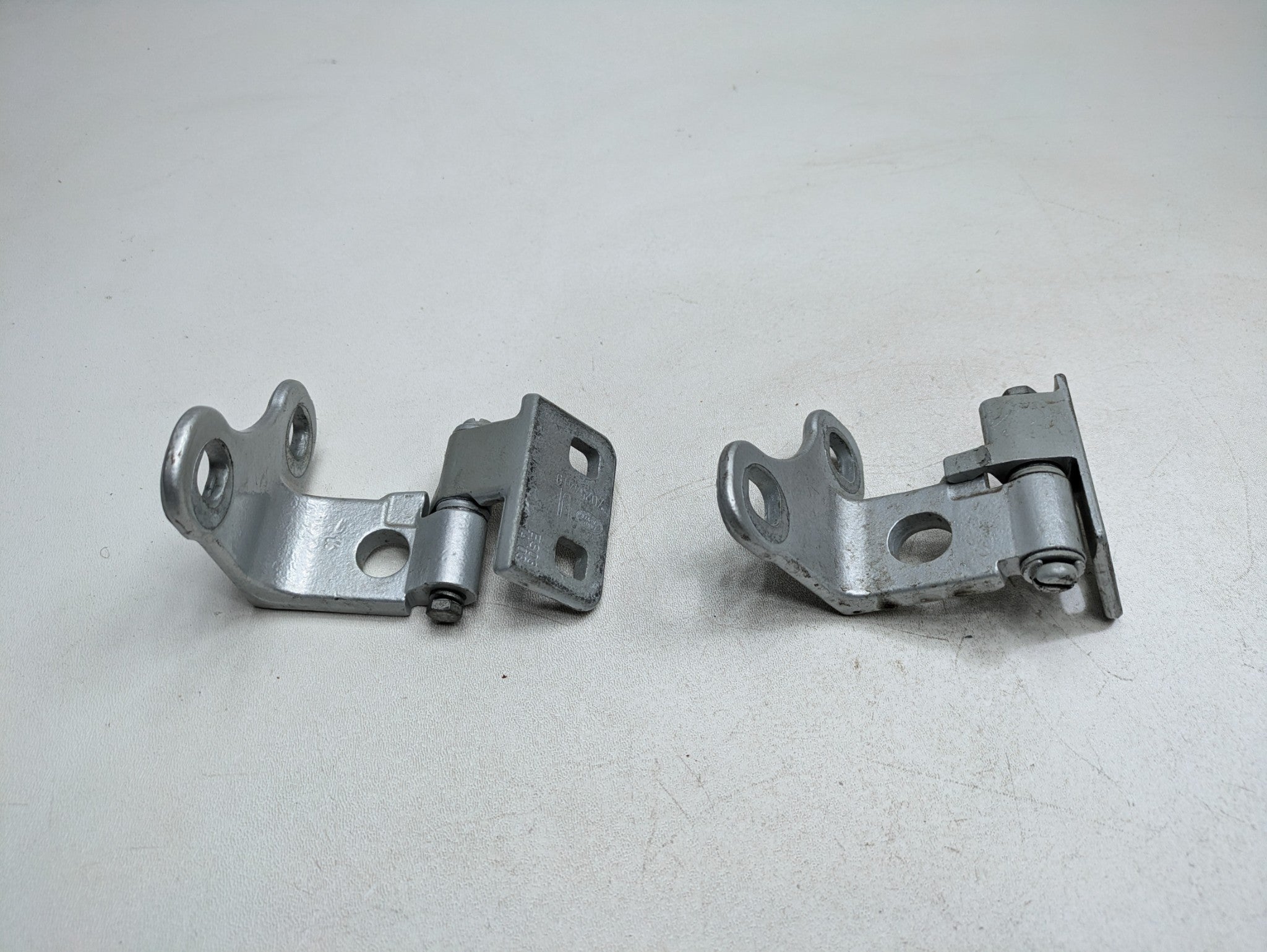 2003 - 2005 LAND ROVER RANGE ROVER OEM DOOR HINGE SET UPPER AND LOWER REAR LEFT