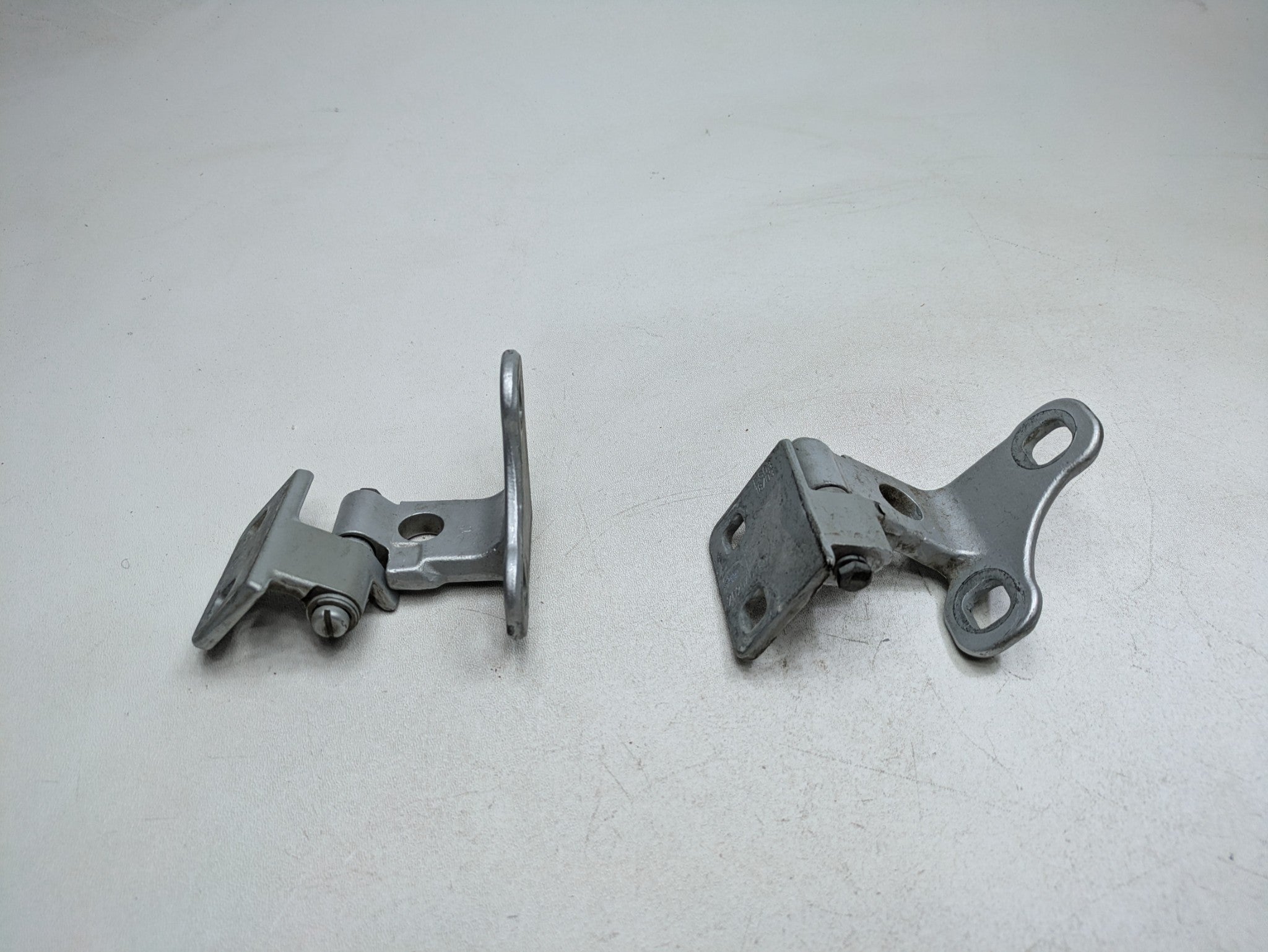 2003 - 2005 LAND ROVER RANGE ROVER OEM DOOR HINGE SET UPPER AND LOWER REAR LEFT