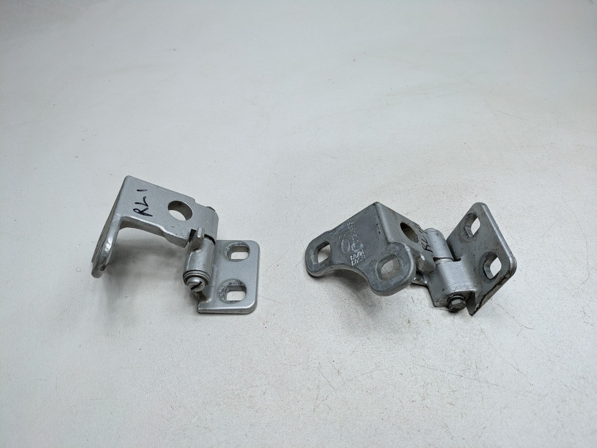 2003 - 2005 LAND ROVER RANGE ROVER OEM DOOR HINGE SET UPPER AND LOWER REAR LEFT