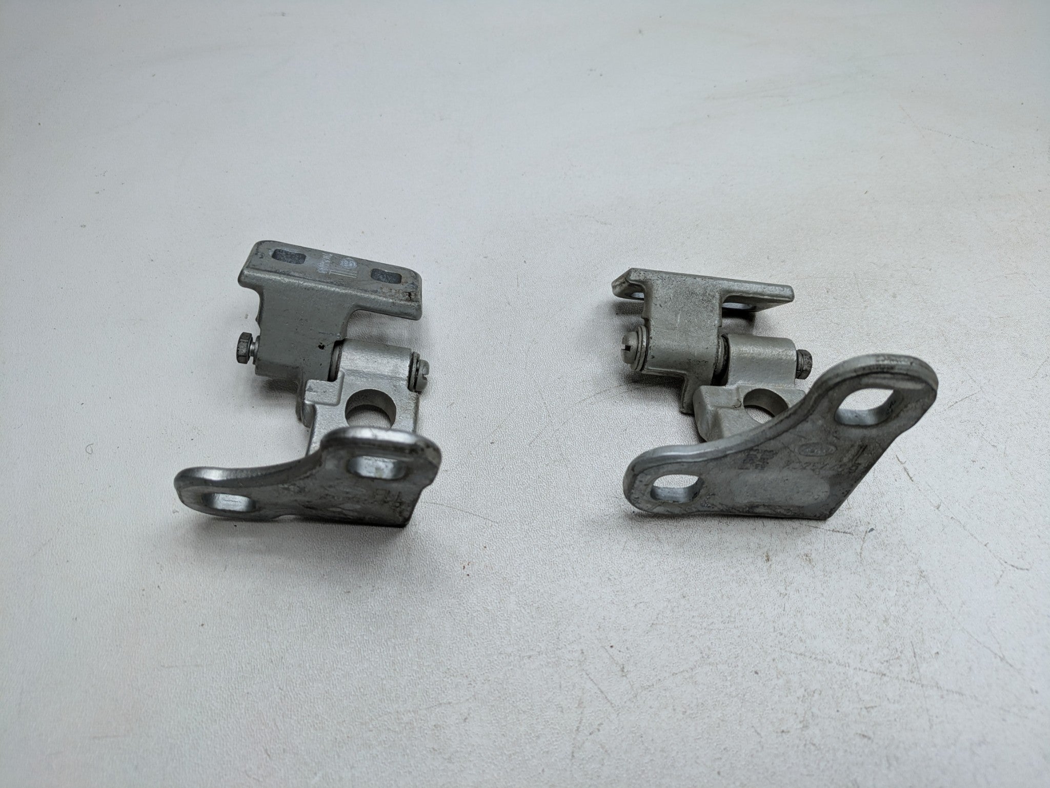 2003 - 2005 LAND ROVER RANGE ROVER OEM DOOR HINGE SET UPPER AND LOWER FRONT LEFT