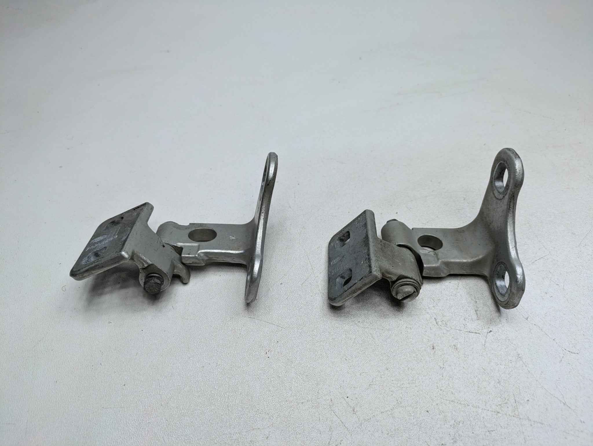 2003 - 2005 LAND ROVER RANGE ROVER OEM DOOR HINGE SET UPPER AND LOWER FRONT LEFT