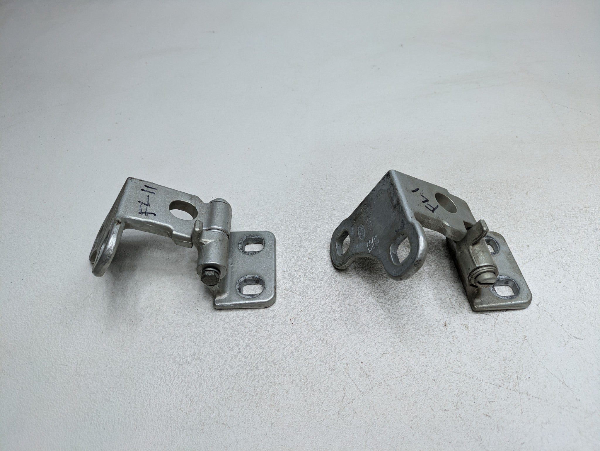 2003 - 2005 LAND ROVER RANGE ROVER OEM DOOR HINGE SET UPPER AND LOWER FRONT LEFT