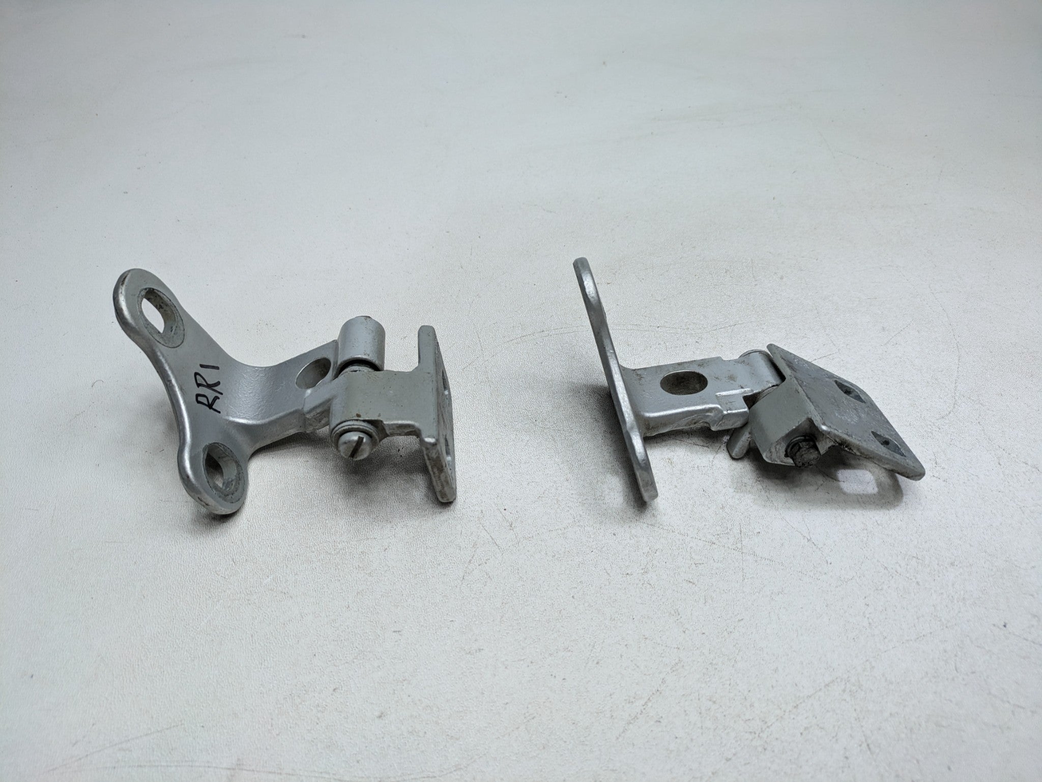 2003 - 2005 LAND ROVER RANGE ROVER OEM DOOR HINGE SET UPPER AND LOWER REAR RIGHT