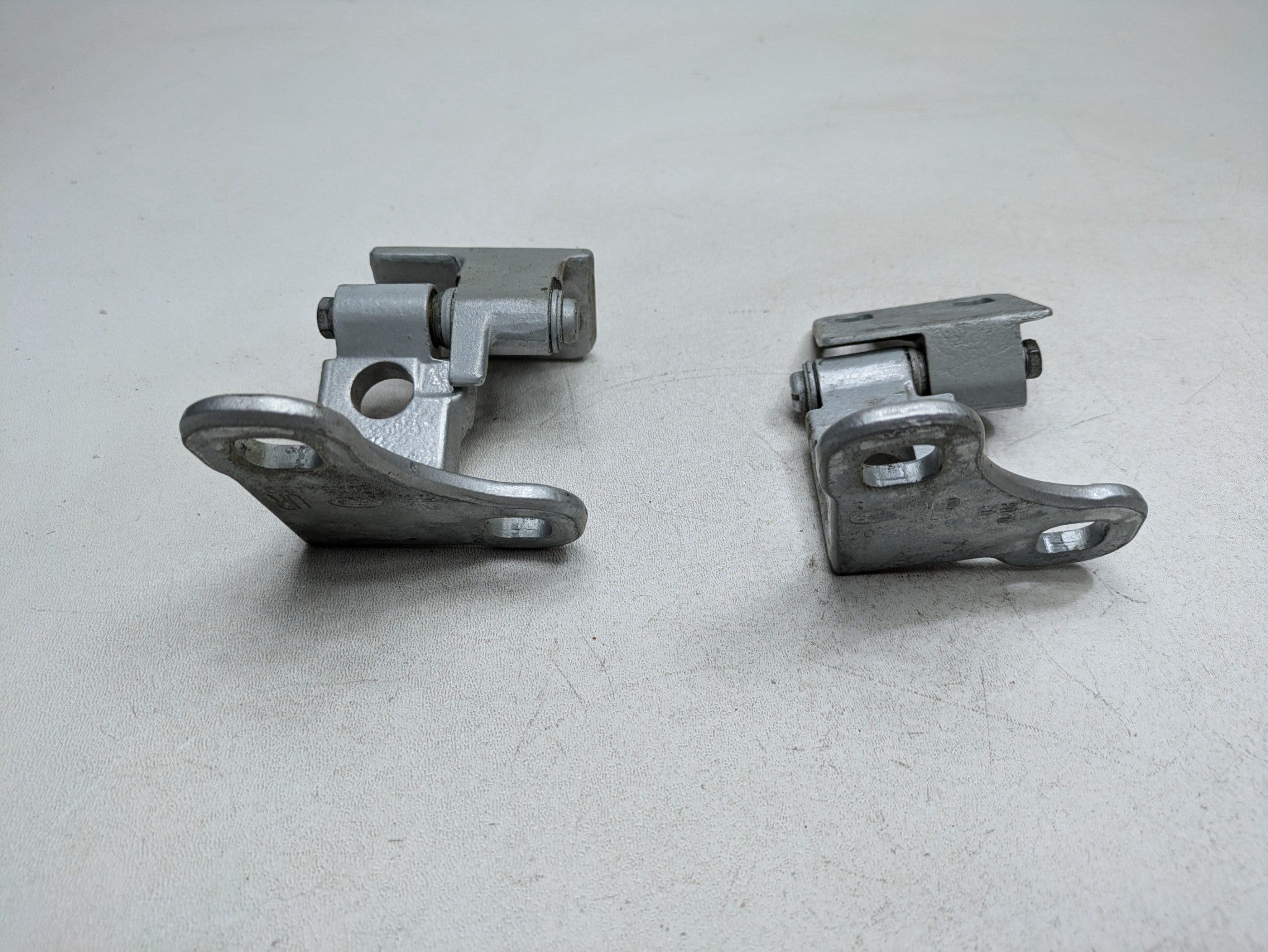 2003 - 2005 LAND ROVER RANGE ROVER OEM DOOR HINGE SET UPPER AND LOWER REAR RIGHT