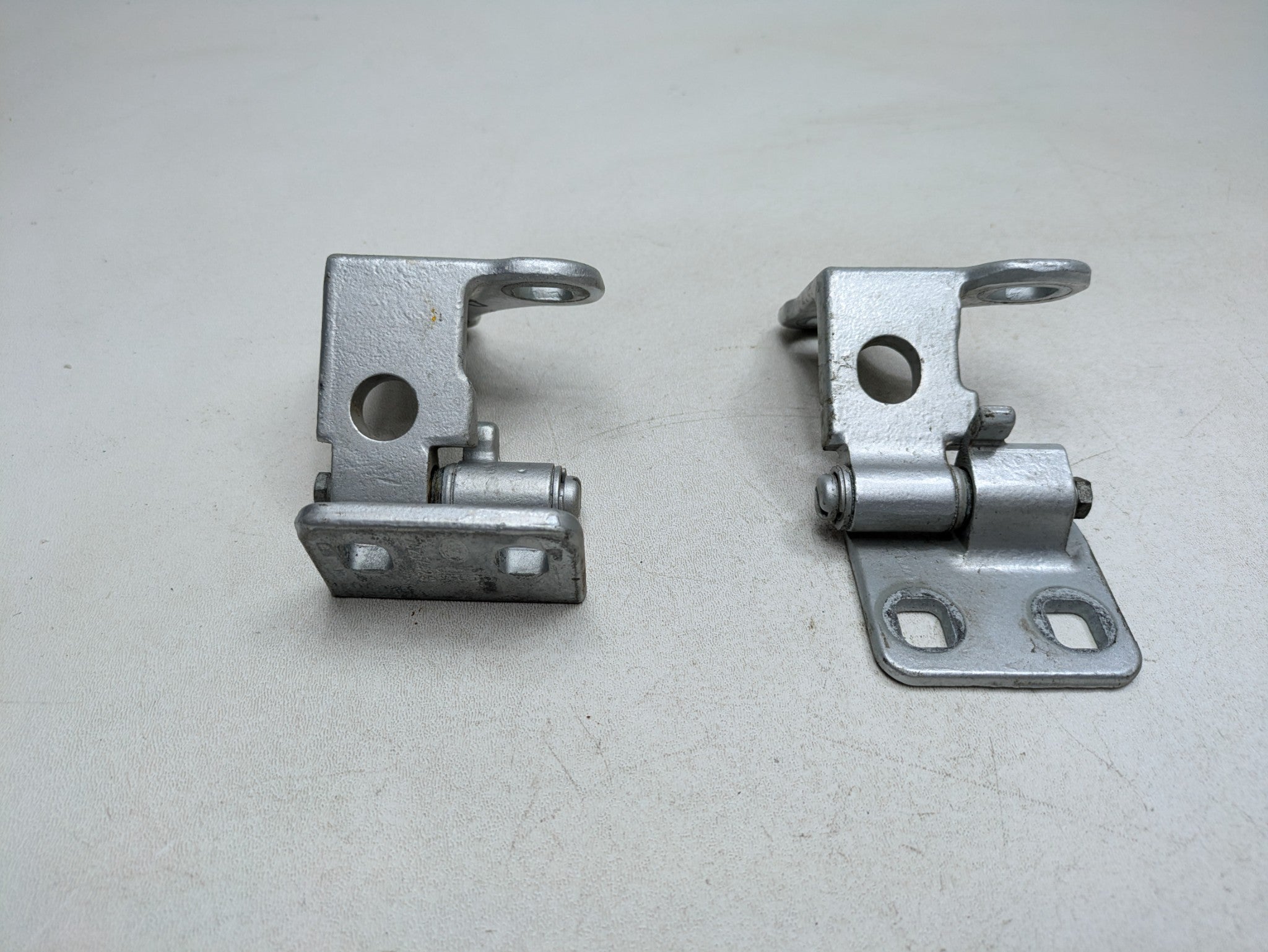 2003 - 2005 LAND ROVER RANGE ROVER OEM DOOR HINGE SET UPPER AND LOWER REAR RIGHT
