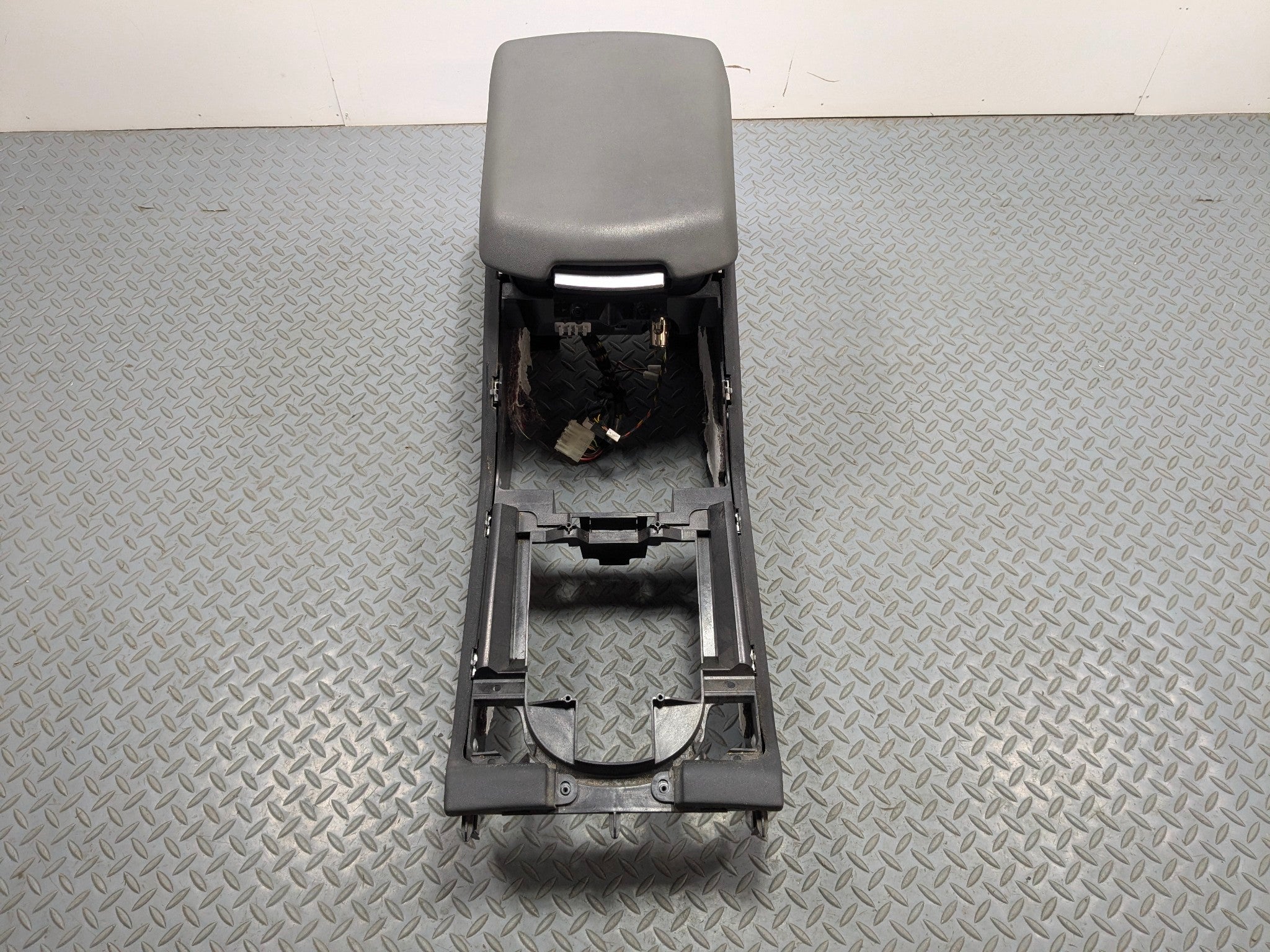 2003 - 2005 LAND ROVER RANGE ROVER OEM CENTRE CONSOLE ARMREST BLACK ASSEMBLY