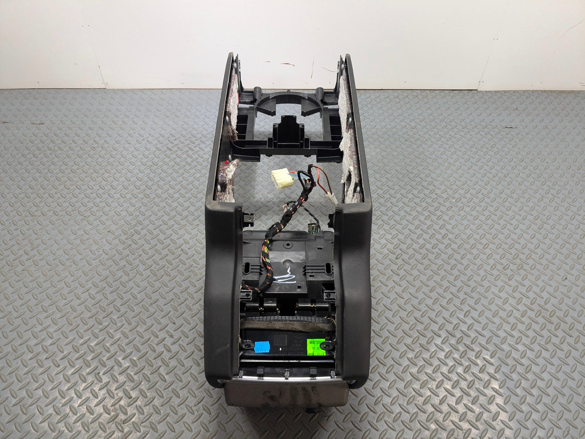 2003 - 2005 LAND ROVER RANGE ROVER OEM CENTRE CONSOLE ARMREST BLACK ASSEMBLY