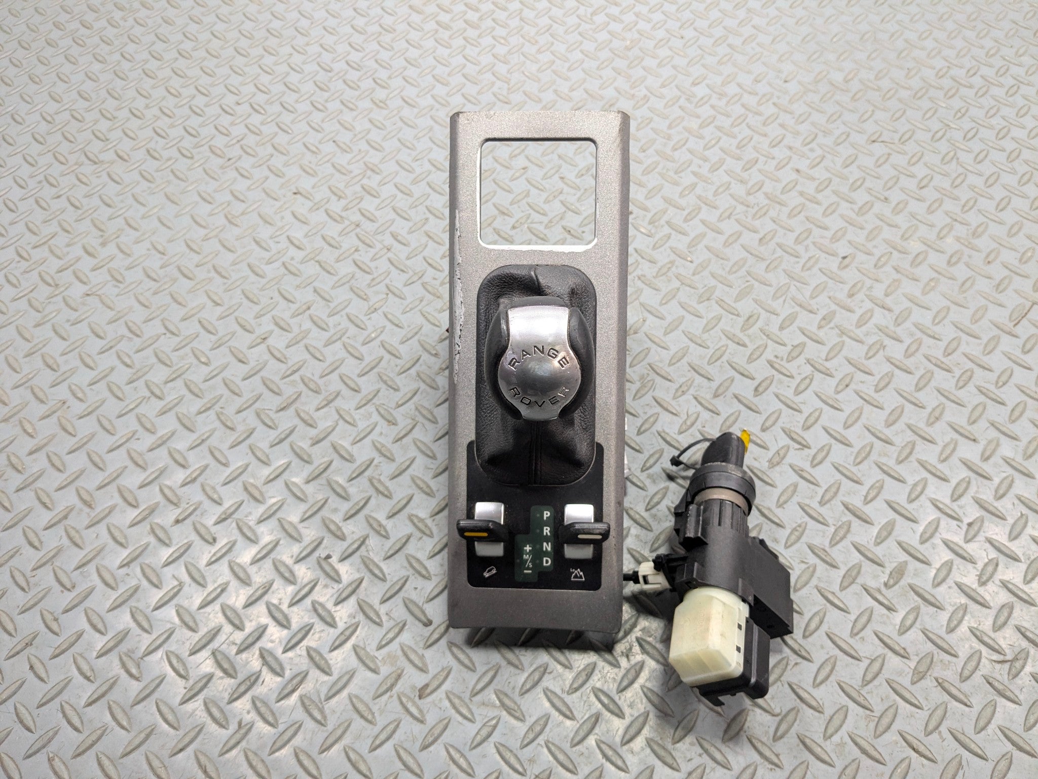 2003 - 2005 LAND ROVER RANGE ROVER OEM AUTOMATIC TRANSMISSION GEAR FLOOR SHIFTER