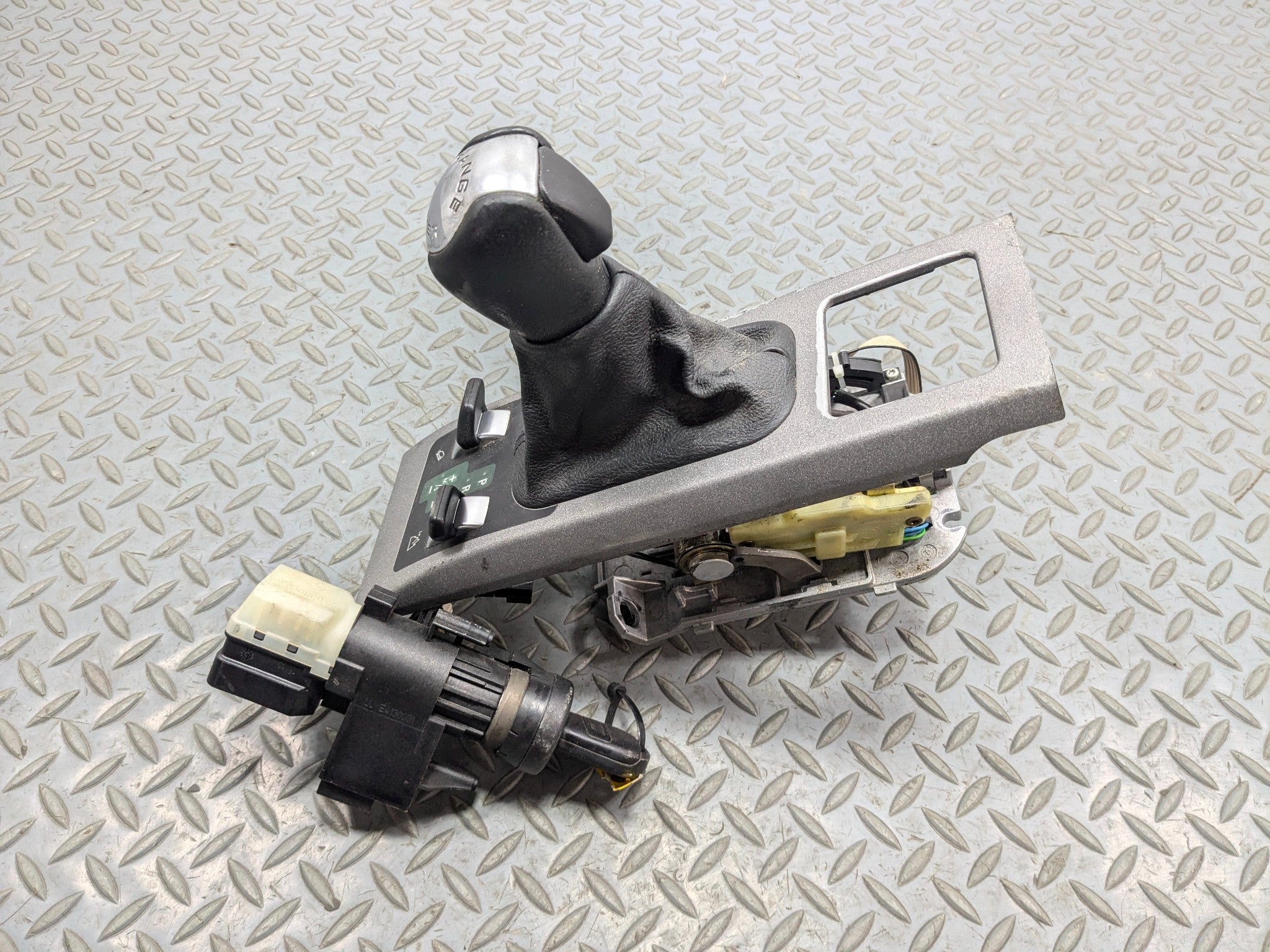 2003 - 2005 LAND ROVER RANGE ROVER OEM AUTOMATIC TRANSMISSION GEAR FLOOR SHIFTER