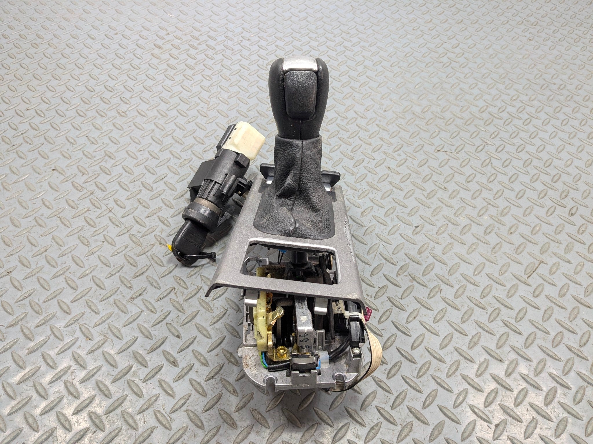 2003 - 2005 LAND ROVER RANGE ROVER OEM AUTOMATIC TRANSMISSION GEAR FLOOR SHIFTER