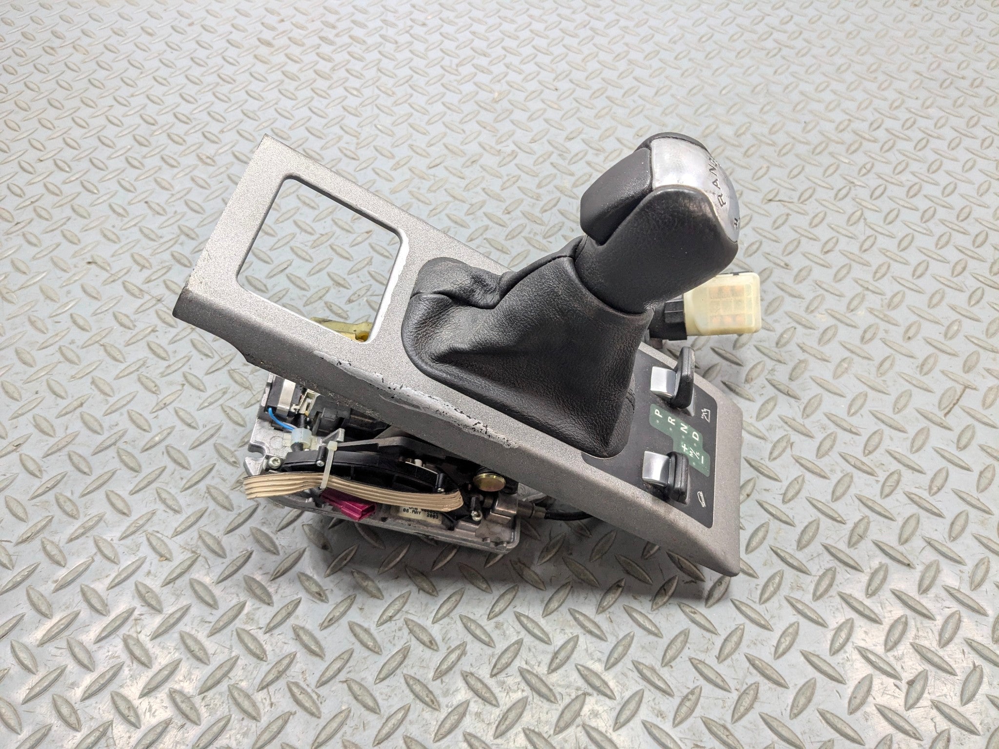 2003 - 2005 LAND ROVER RANGE ROVER OEM AUTOMATIC TRANSMISSION GEAR FLOOR SHIFTER