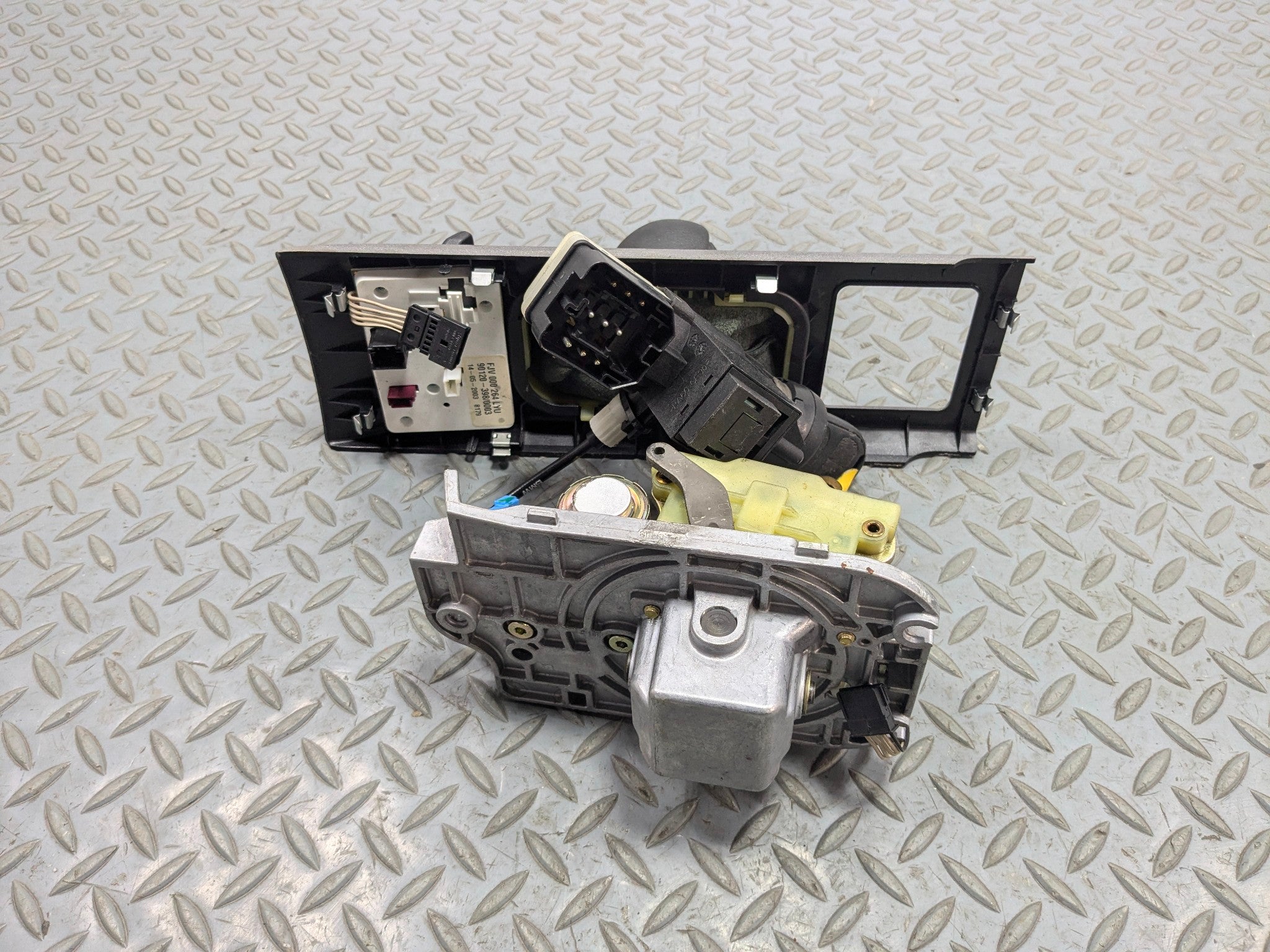 2003 - 2005 LAND ROVER RANGE ROVER OEM AUTOMATIC TRANSMISSION GEAR FLOOR SHIFTER