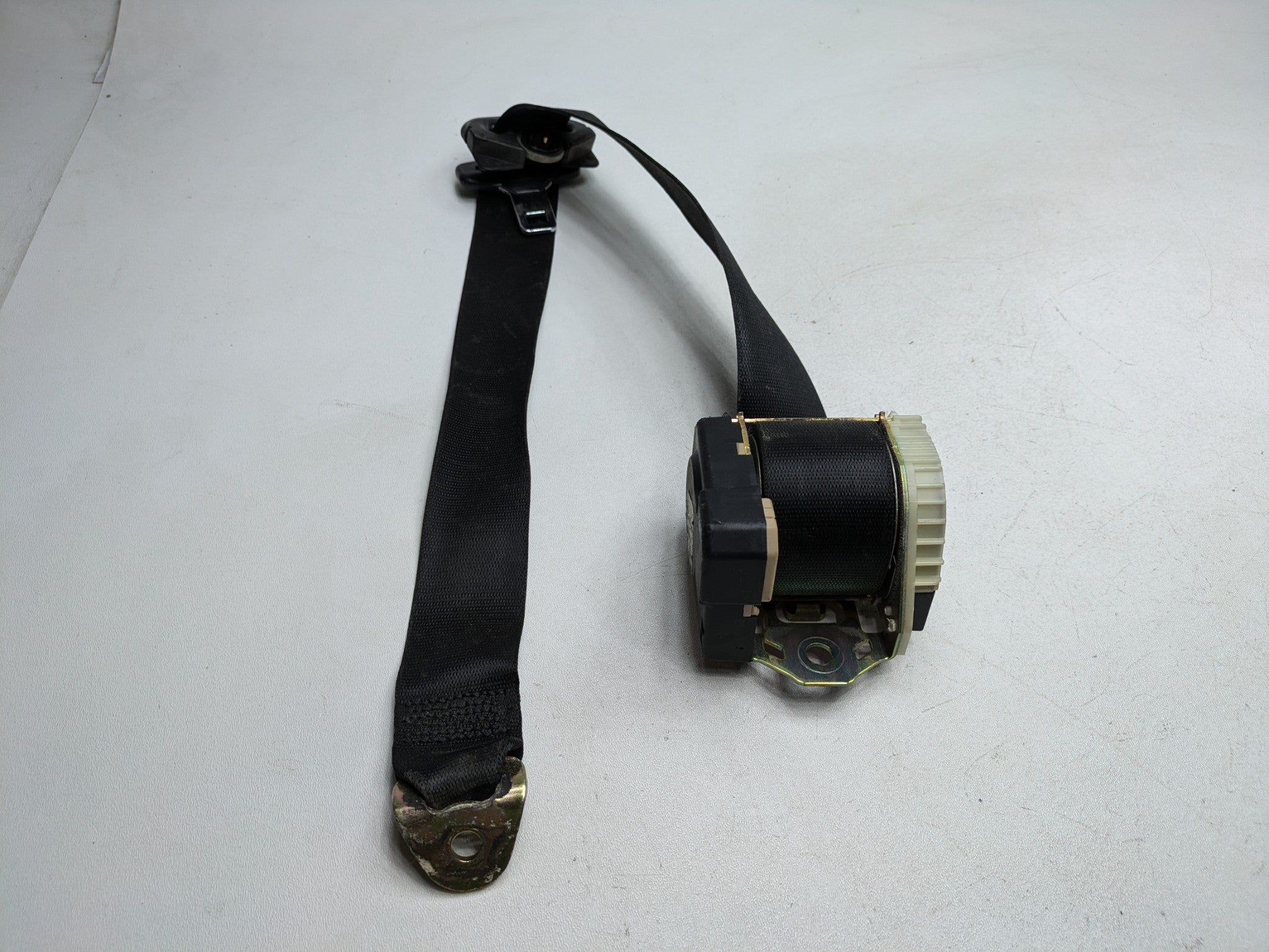 2003 - 2005 LAND ROVER RANGE ROVER OEM SEAT BELT RETRACTOR BLACK REAR RIGHT SIDE