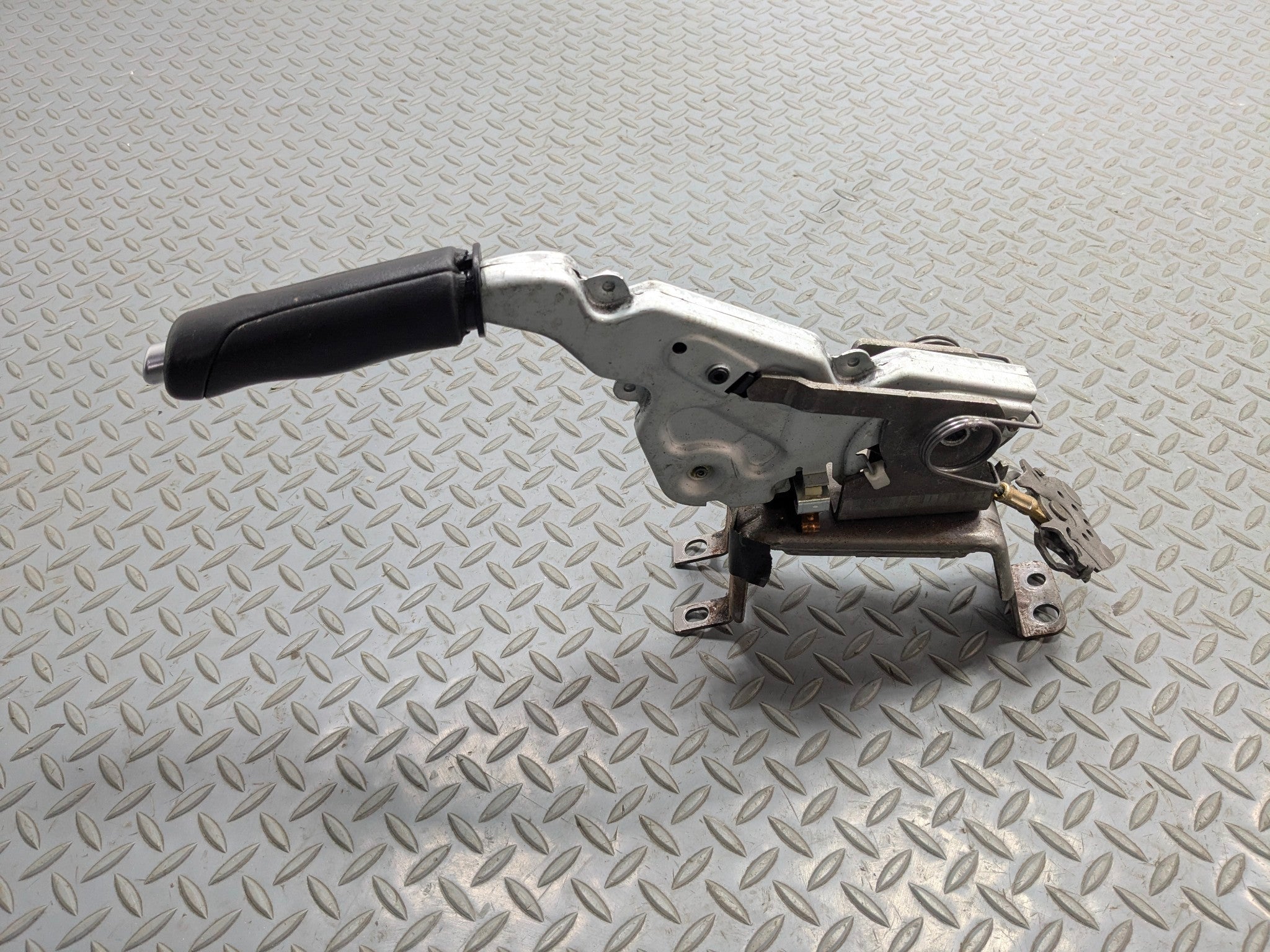 2003 - 2005 LAND ROVER RANGE ROVER OEM EMERGENCY BRAKE HANDLE LEVER WITH BRACKET