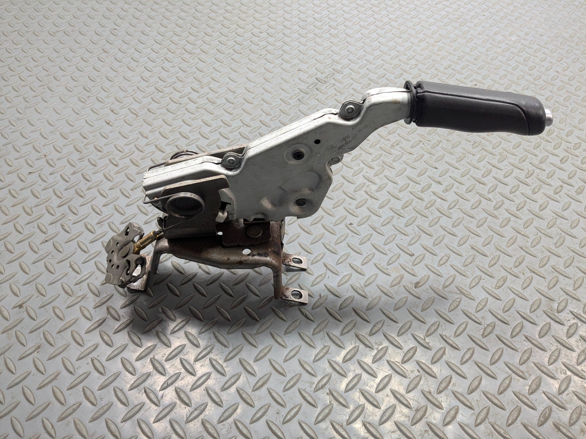 2003 - 2005 LAND ROVER RANGE ROVER OEM EMERGENCY BRAKE HANDLE LEVER WITH BRACKET