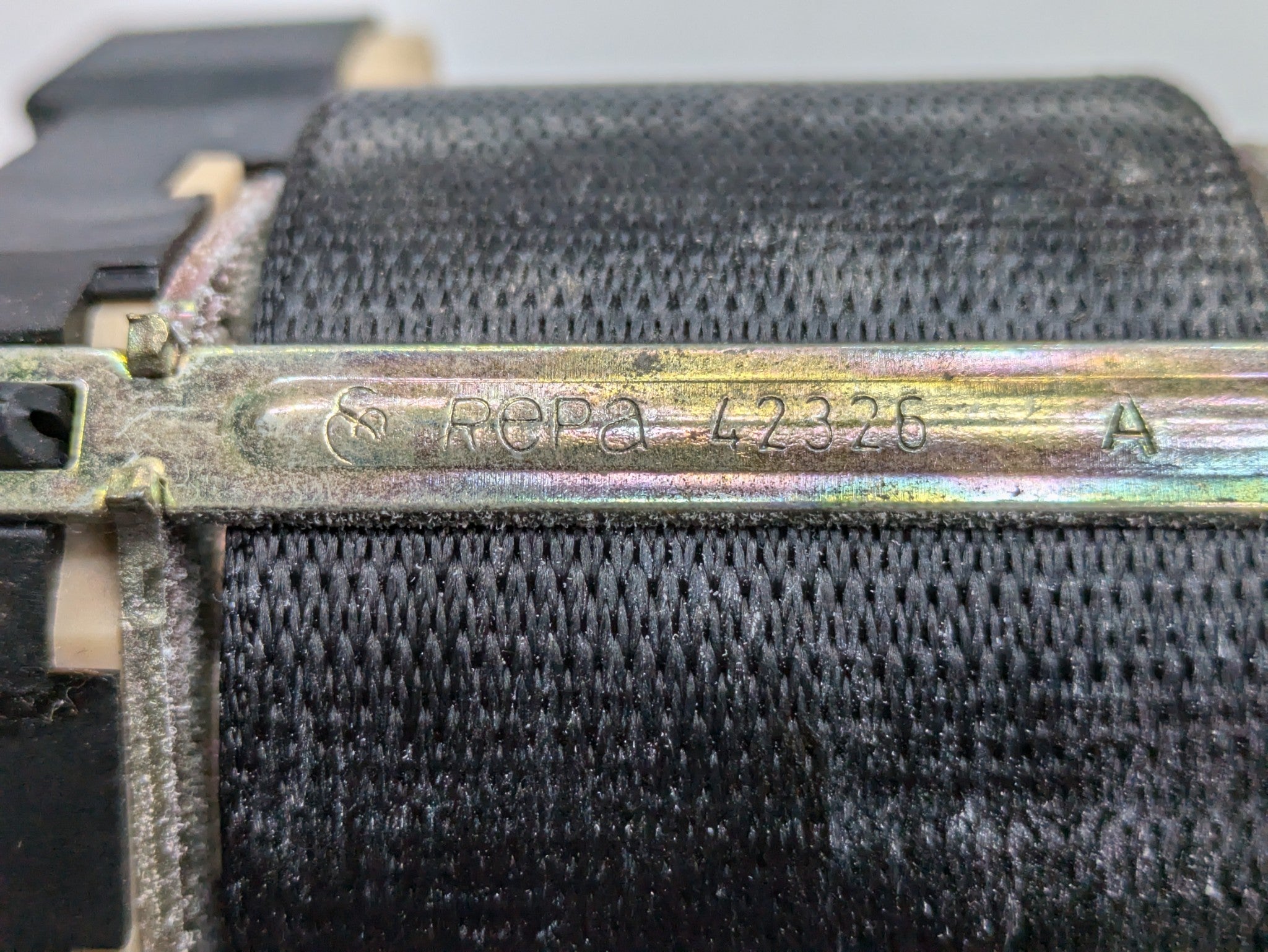 2003 - 2005 LAND ROVER RANGE ROVER OEM SEAT BELT RETRACTOR BLACK REAR LEFT SIDE