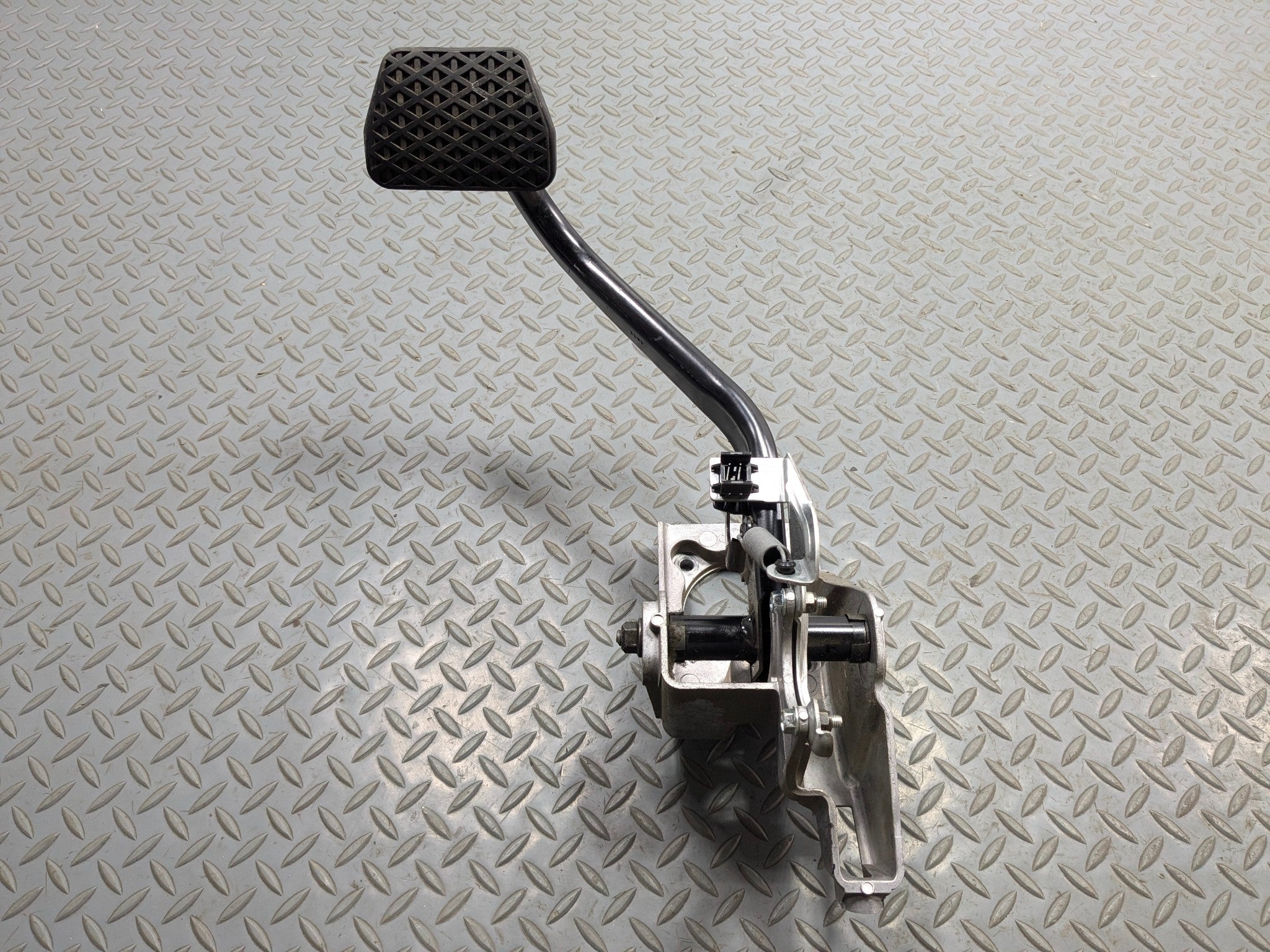 2003 - 2005 LAND ROVER RANGE ROVER OEM FOOT BRAKE PEDAL WITH SUPPORT BRACKET