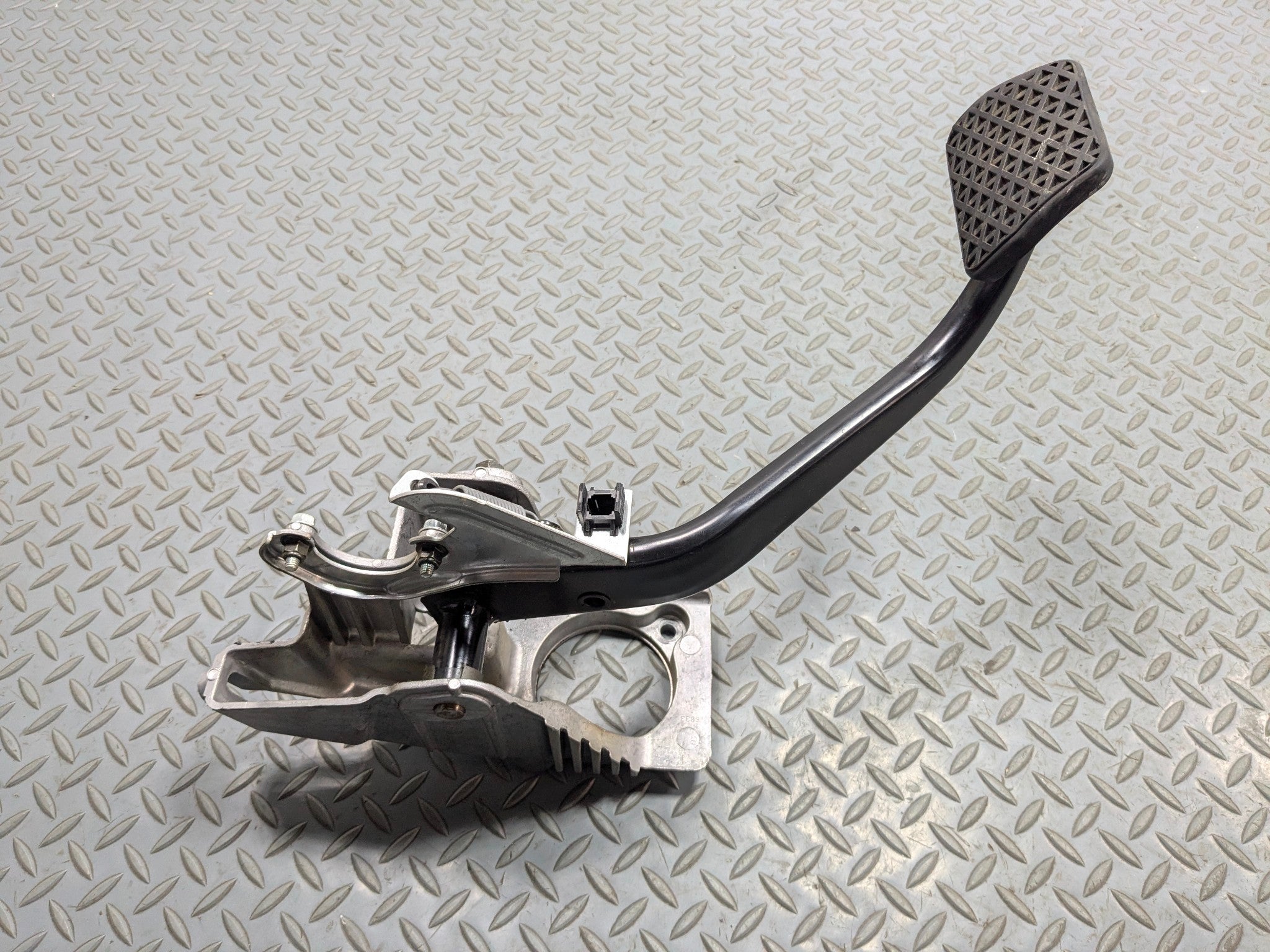 2003 - 2005 LAND ROVER RANGE ROVER OEM FOOT BRAKE PEDAL WITH SUPPORT BRACKET