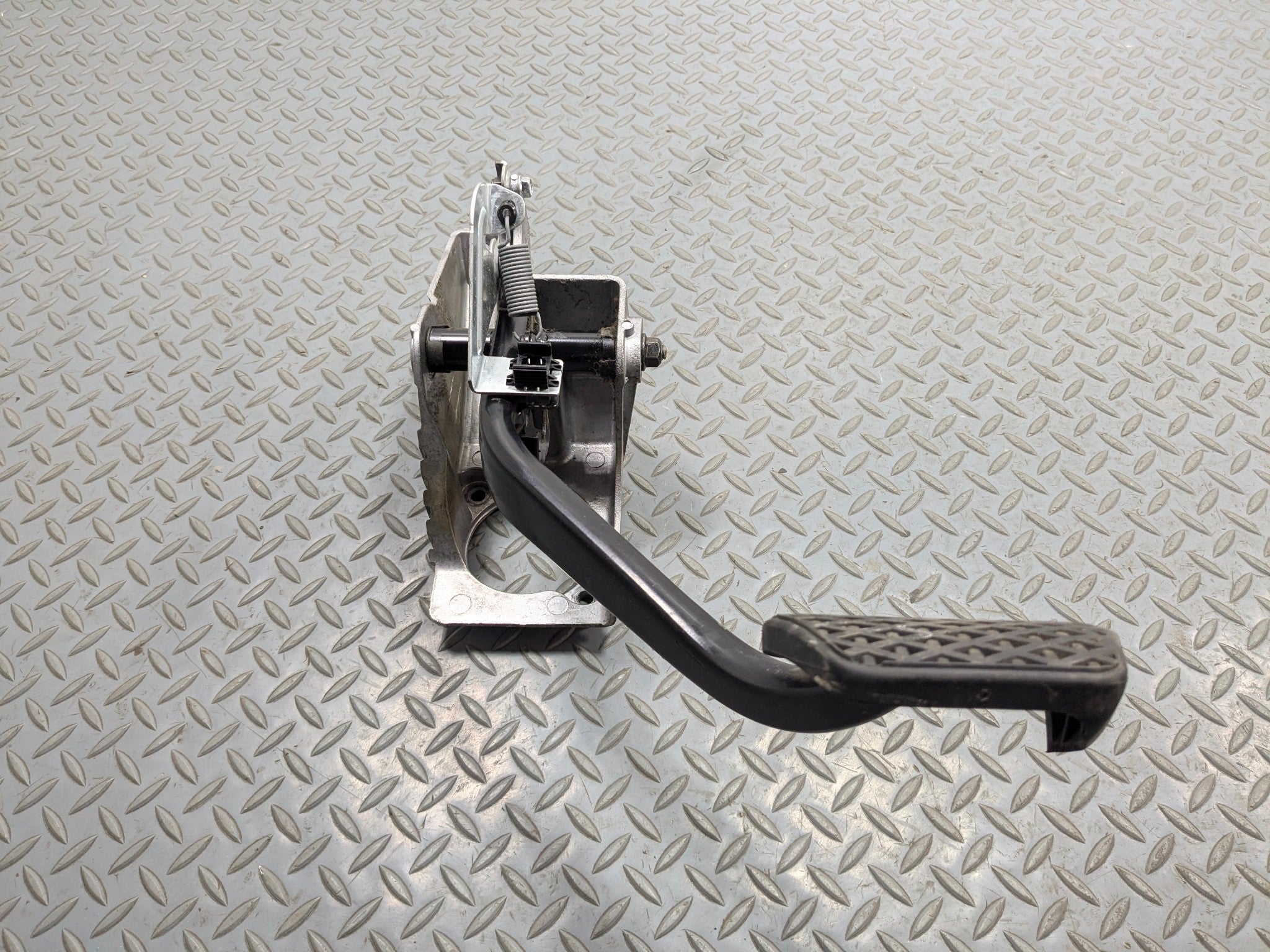 2003 - 2005 LAND ROVER RANGE ROVER OEM FOOT BRAKE PEDAL WITH SUPPORT BRACKET