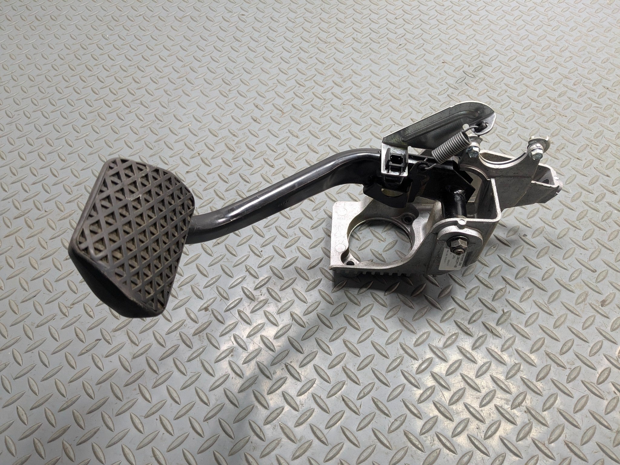 2003 - 2005 LAND ROVER RANGE ROVER OEM FOOT BRAKE PEDAL WITH SUPPORT BRACKET