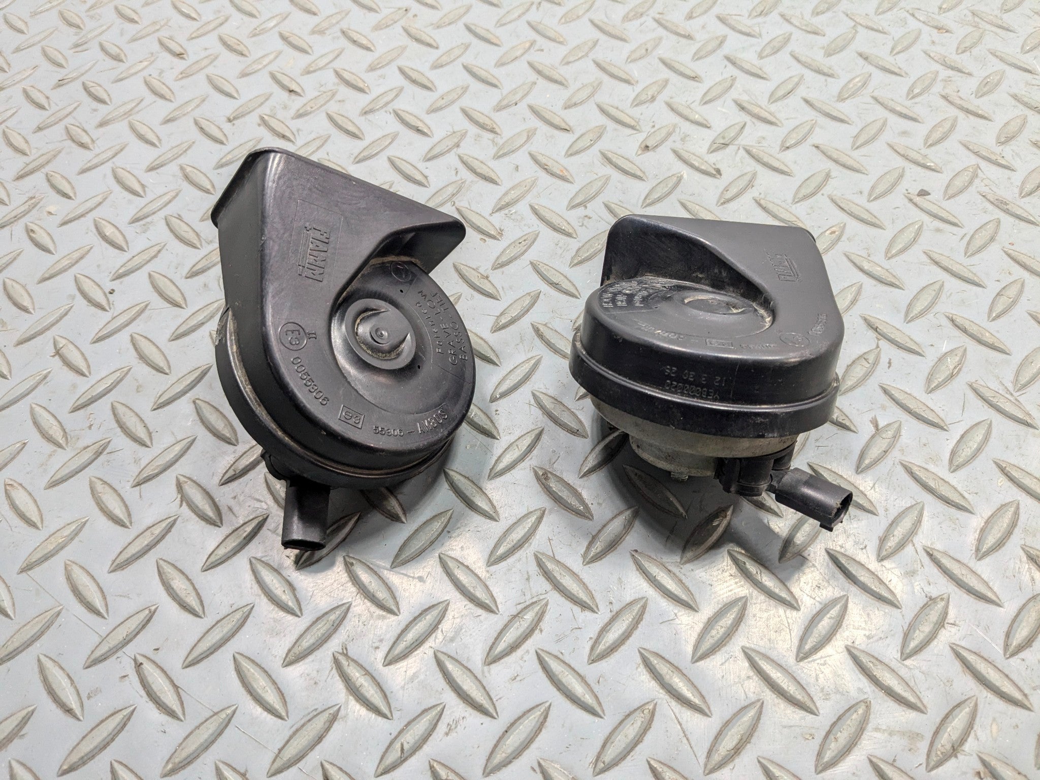03 - 05 LAND ROVER RANGE ROVER OEM DUAL HORN HIGH AND LOW TONE SIREN SIGNAL SET