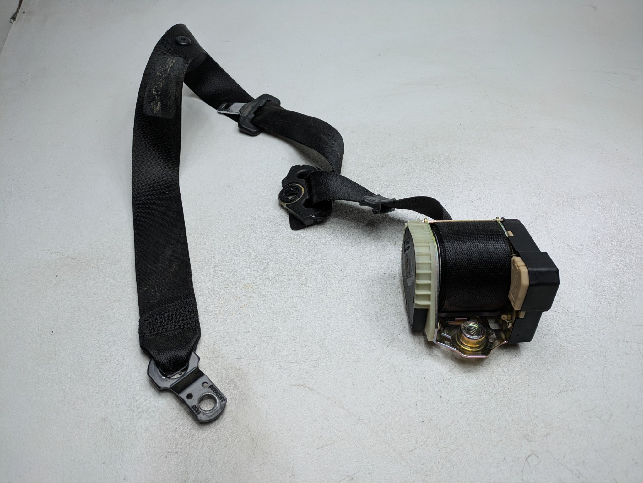 03 - 05 LAND ROVER RANGE ROVER OEM SEAT BELT RETRACTOR BLACK FRONT RIGHT SIDE