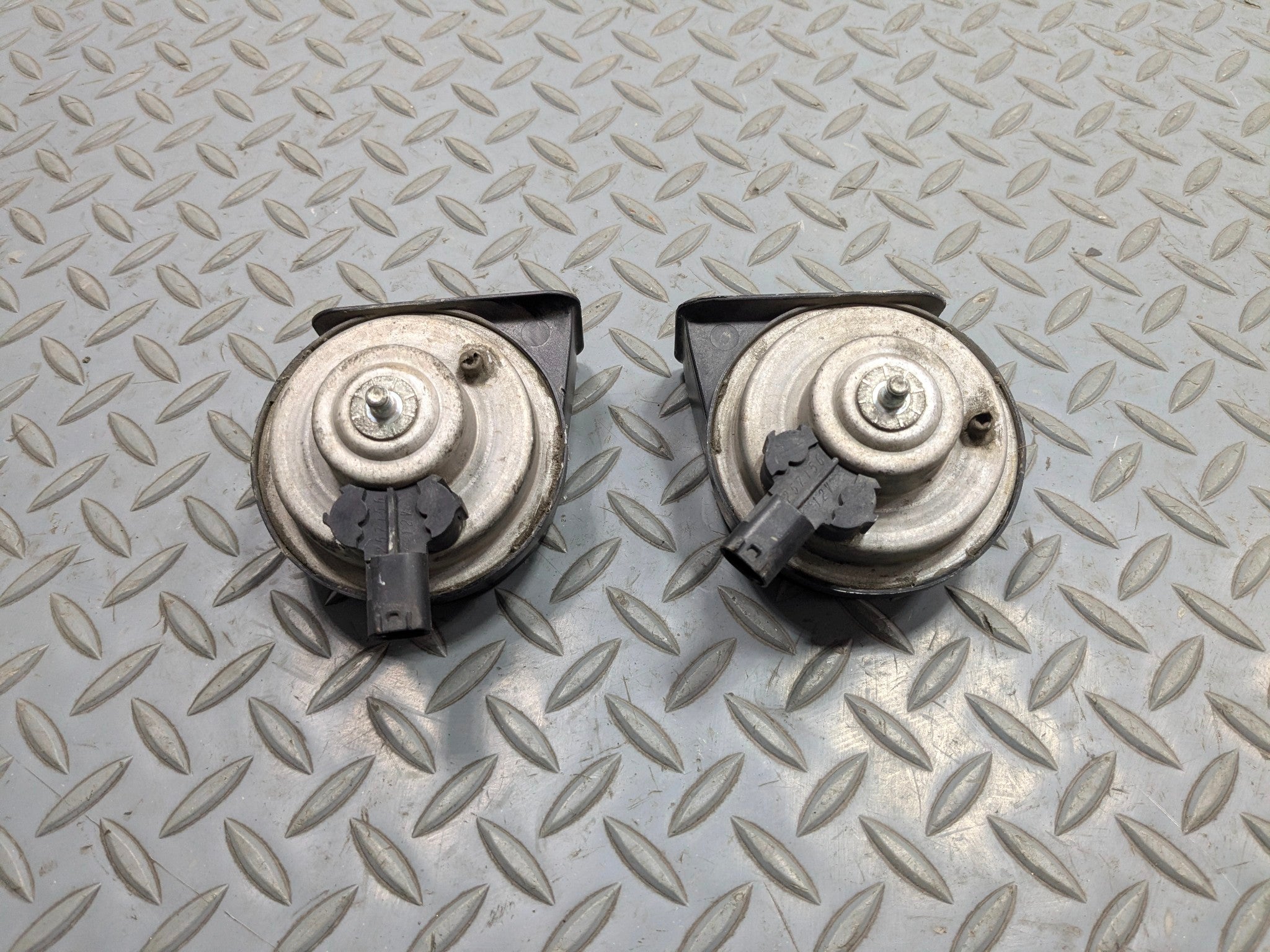 03 - 05 LAND ROVER RANGE ROVER OEM DUAL HORN HIGH AND LOW TONE SIREN SIGNAL SET