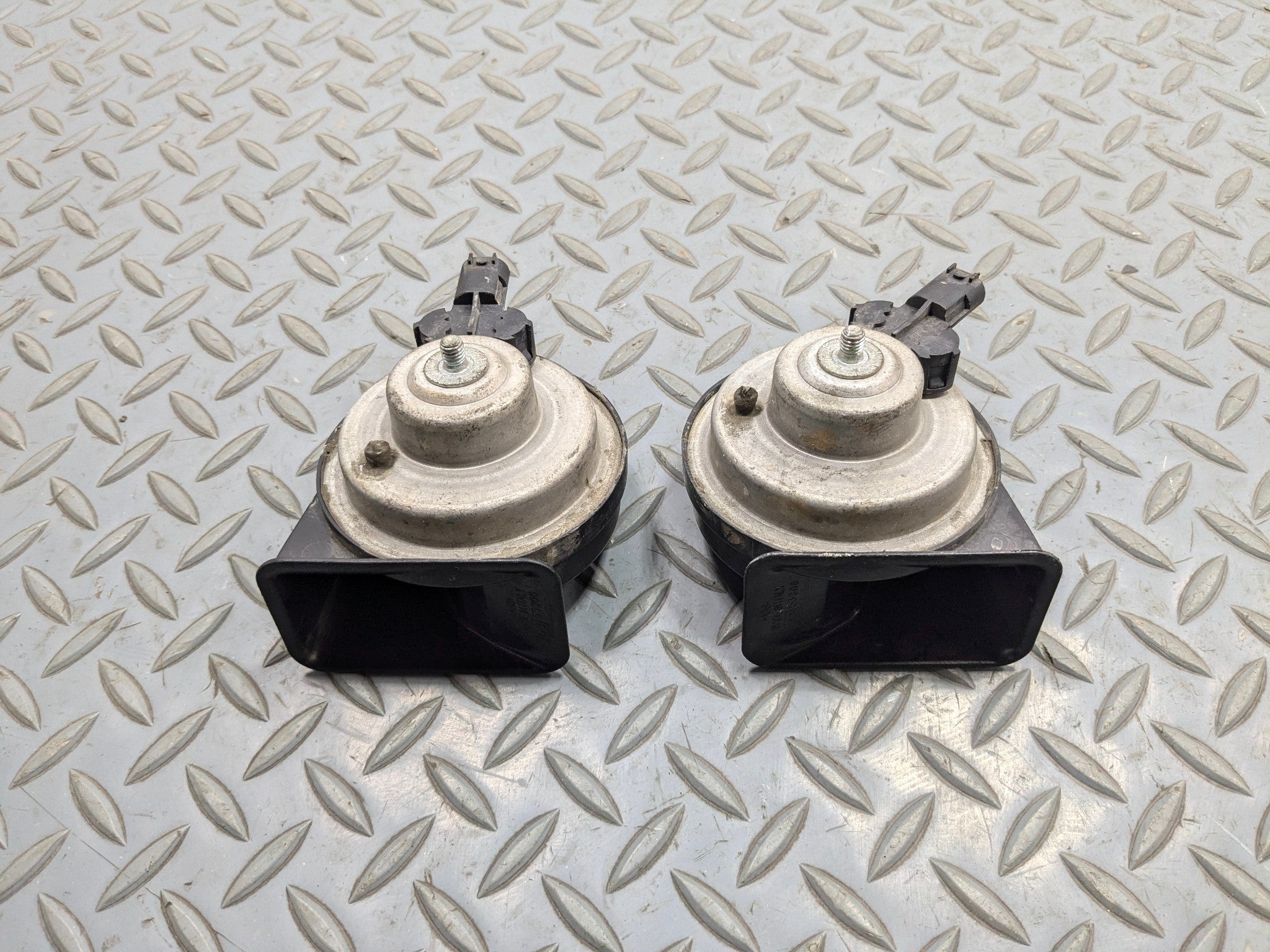 03 - 05 LAND ROVER RANGE ROVER OEM DUAL HORN HIGH AND LOW TONE SIREN SIGNAL SET
