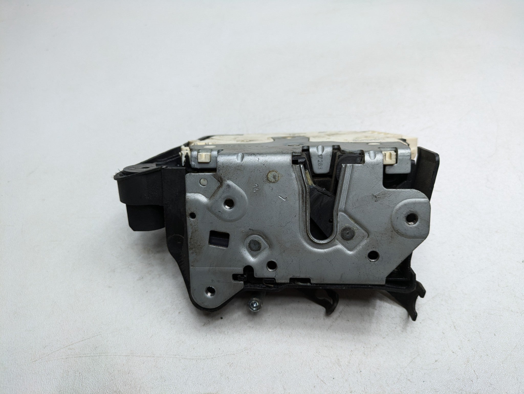 2003 - 2005 LAND ROVER RANGE ROVER OEM DOOR LOCK LATCH FRONT LEFT DRIVER SIDE