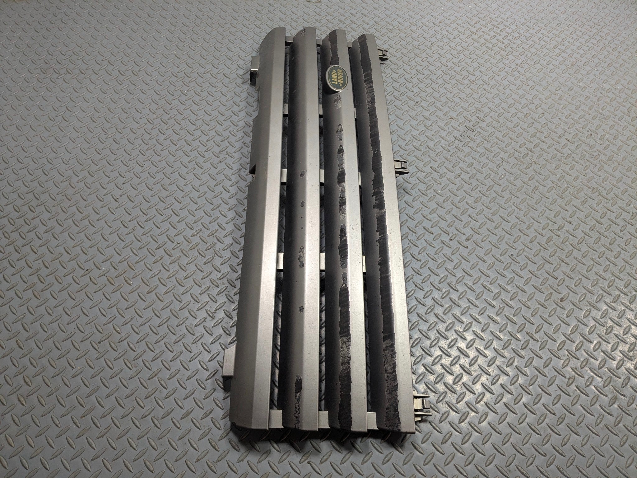 2003 - 2005 LAND ROVER RANGE ROVER OEM GRILLE TRIM PANEL ASSEMBLY FRONT CENTER