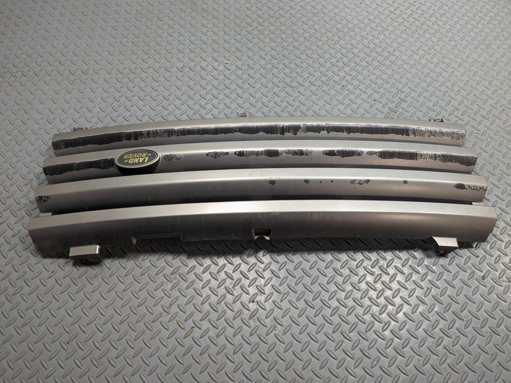 2003 - 2005 LAND ROVER RANGE ROVER OEM GRILLE TRIM PANEL ASSEMBLY FRONT CENTER