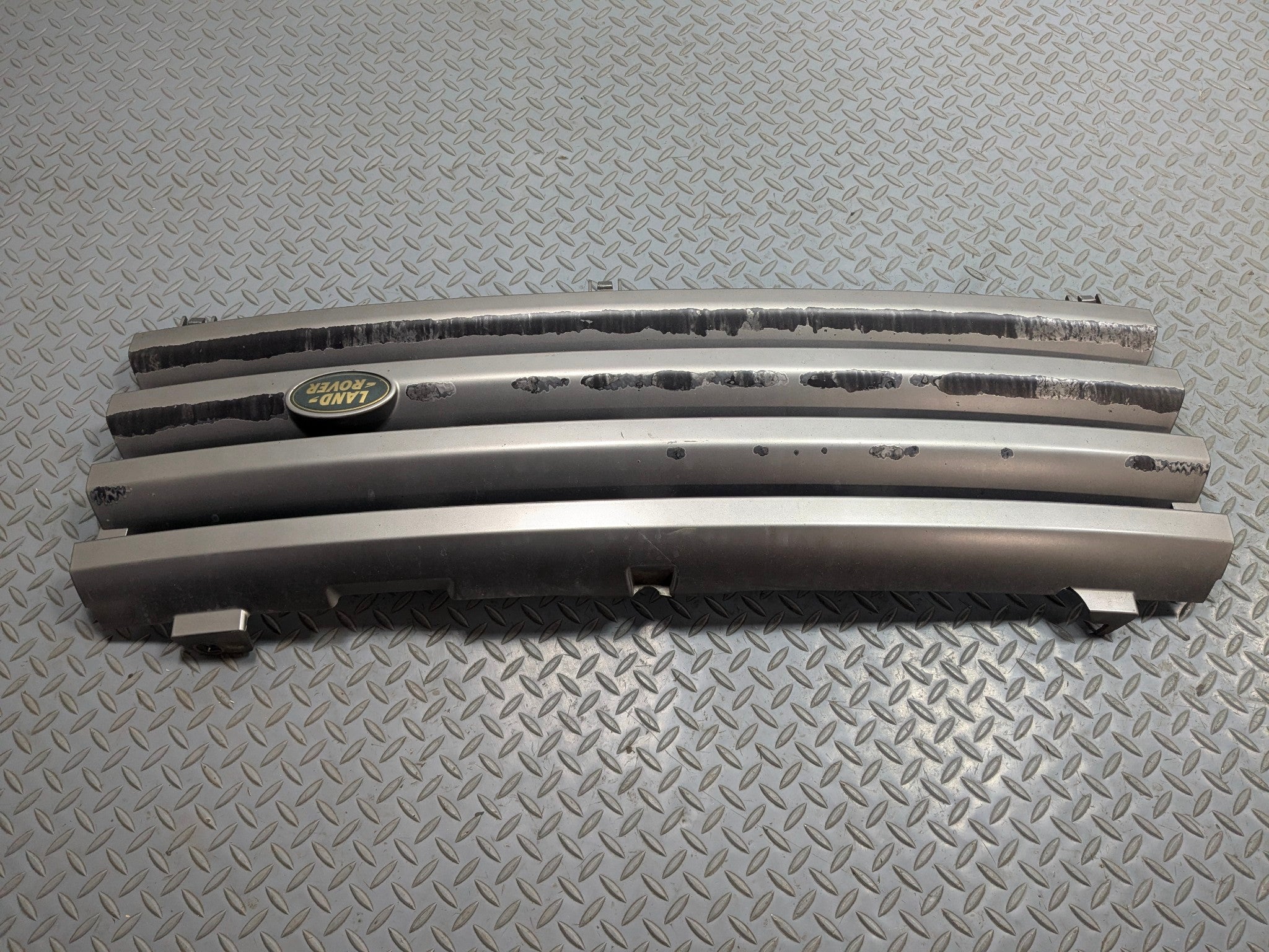 2003 - 2005 LAND ROVER RANGE ROVER OEM GRILLE TRIM PANEL ASSEMBLY FRONT CENTER