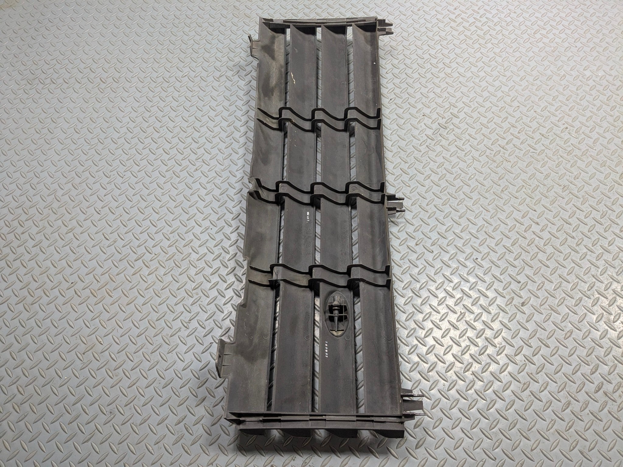 2003 - 2005 LAND ROVER RANGE ROVER OEM GRILLE TRIM PANEL ASSEMBLY FRONT CENTER