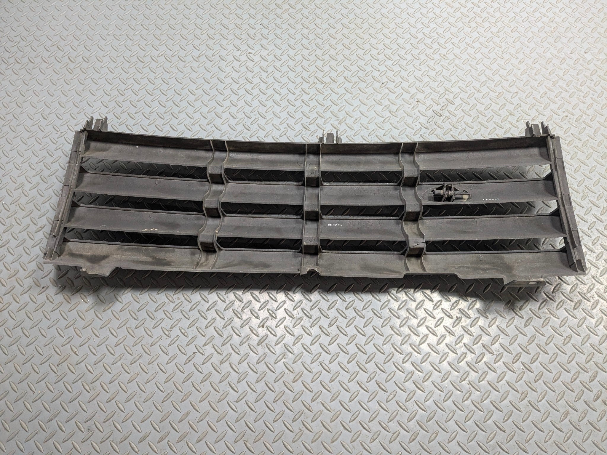 2003 - 2005 LAND ROVER RANGE ROVER OEM GRILLE TRIM PANEL ASSEMBLY FRONT CENTER