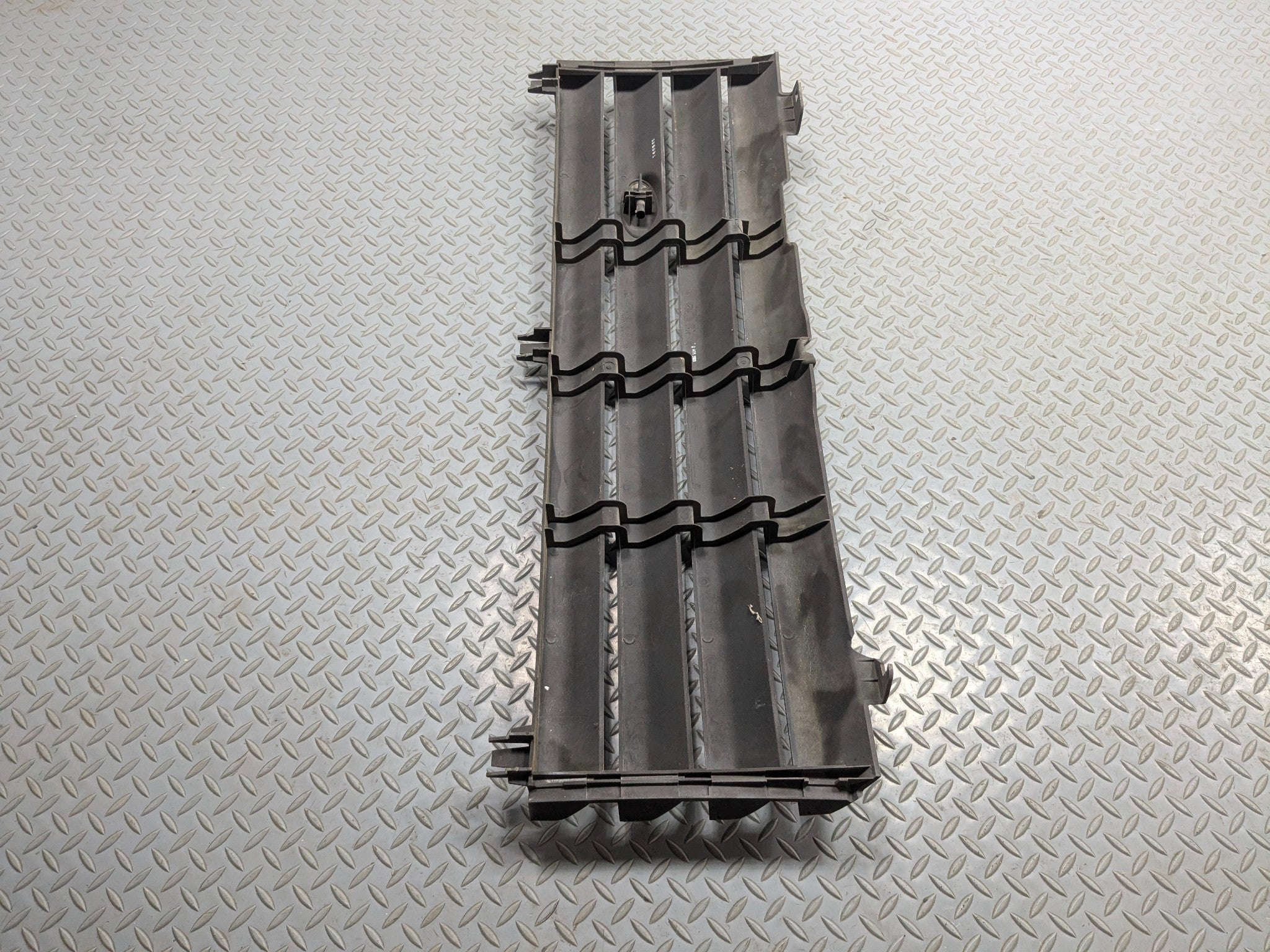 2003 - 2005 LAND ROVER RANGE ROVER OEM GRILLE TRIM PANEL ASSEMBLY FRONT CENTER