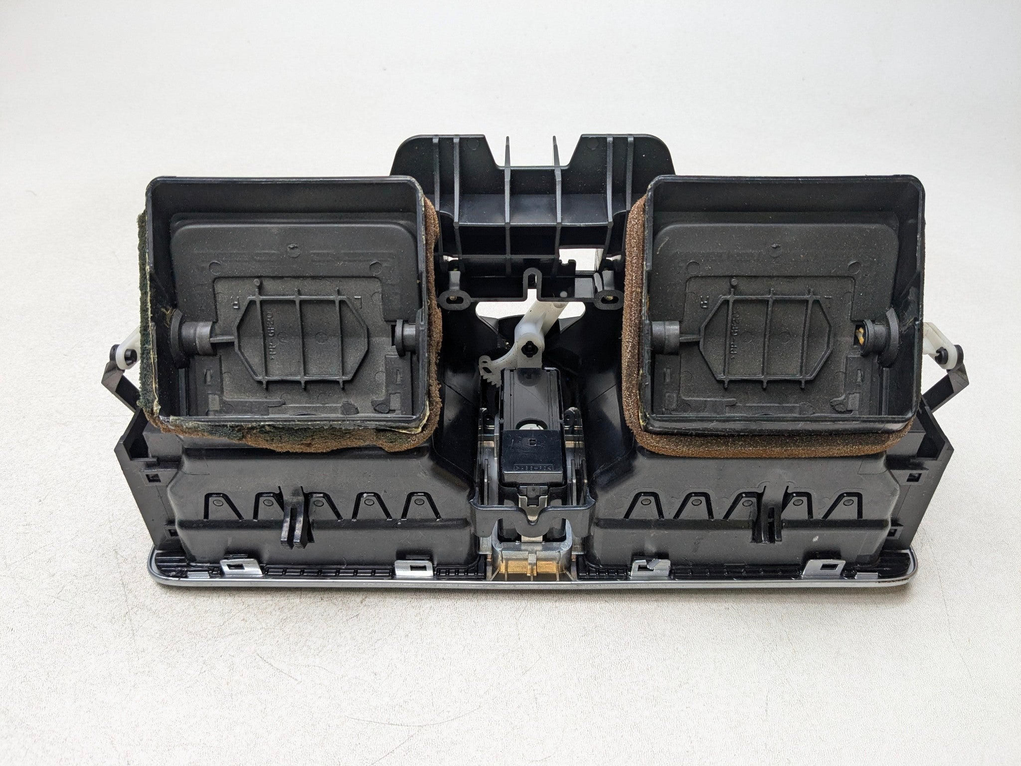 03 - 05 LAND ROVER RANGE ROVER OEM AC HEATER AIR VENT CENTER DASH WITH SWITCH