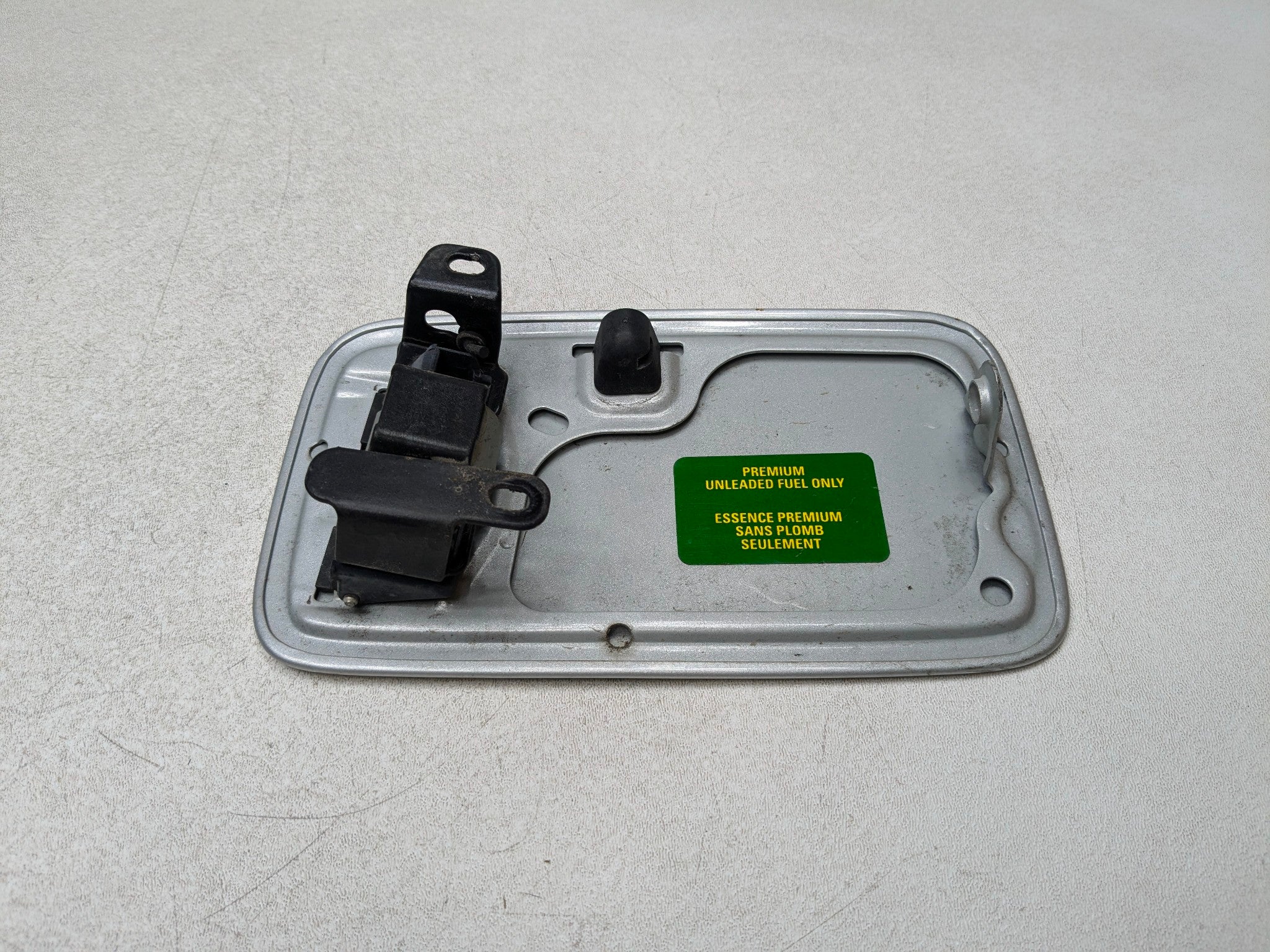 2003 - 2005 LAND ROVER RANGE ROVER OEM GAS FUEL TANK DOOR FILLER DOOR LID COVER