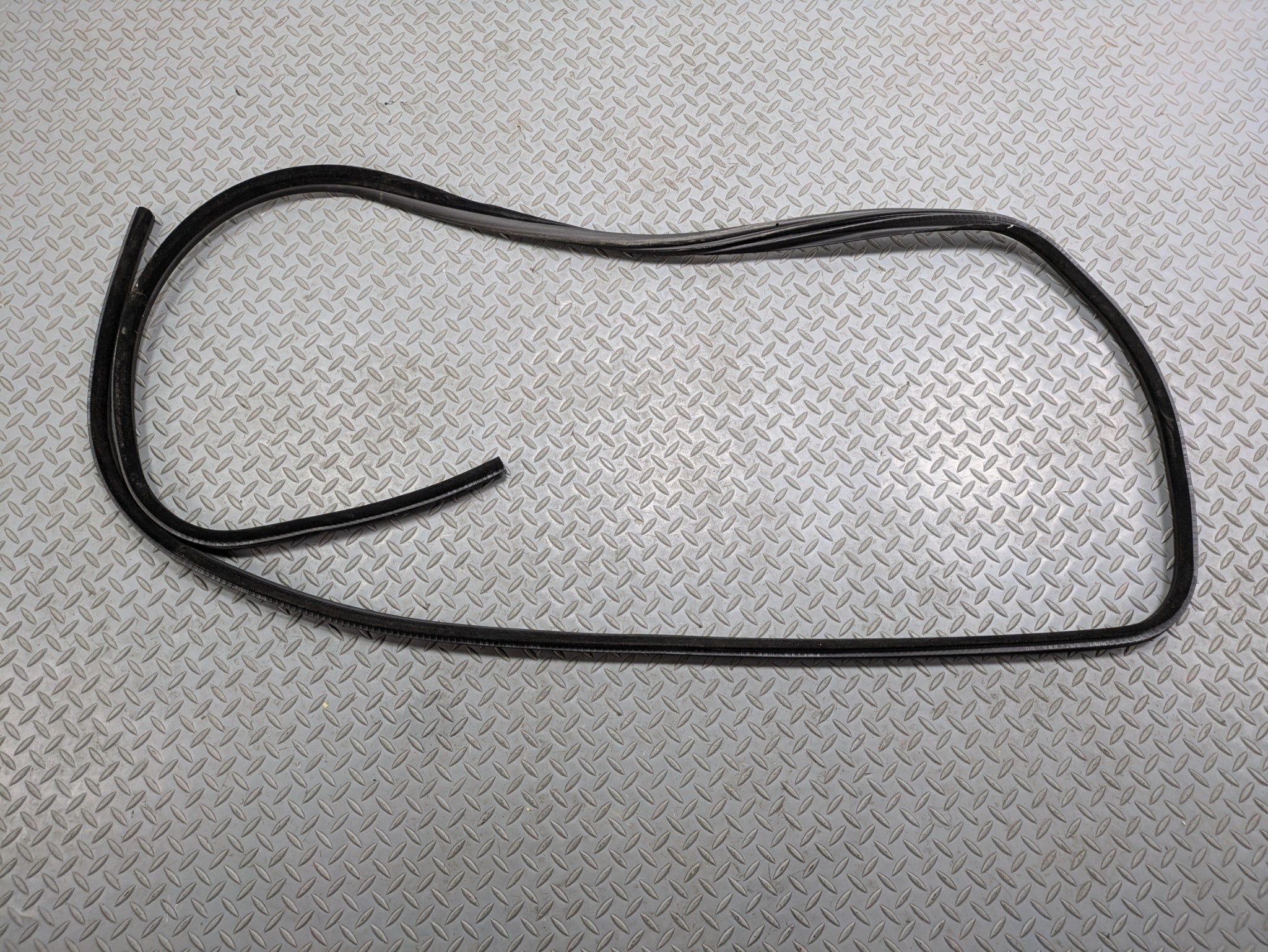 03 - 05 LAND ROVER RANGE ROVER OEM DOOR SEAL WEATHER STRIPPING FRONT RIGHT SIDE