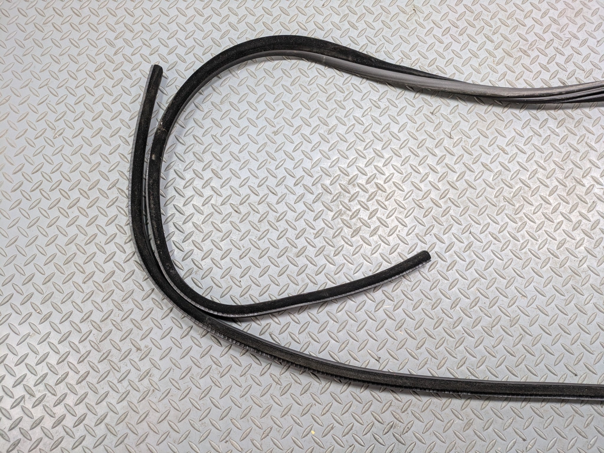 03 - 05 LAND ROVER RANGE ROVER OEM DOOR SEAL WEATHER STRIPPING FRONT RIGHT SIDE