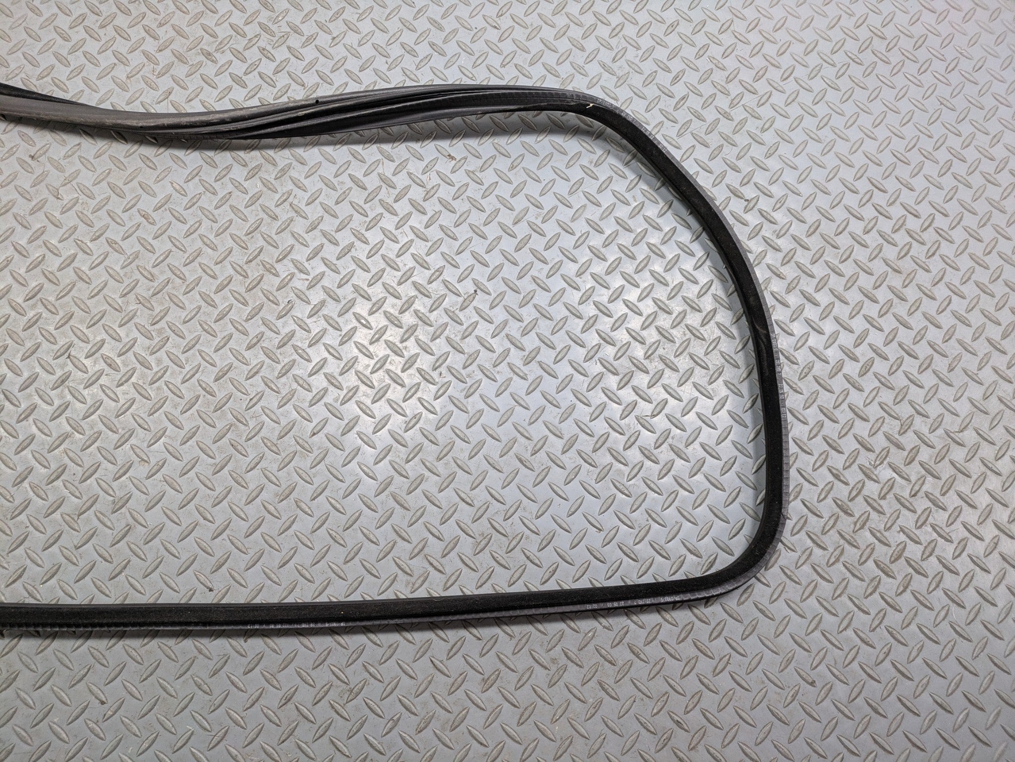 03 - 05 LAND ROVER RANGE ROVER OEM DOOR SEAL WEATHER STRIPPING FRONT RIGHT SIDE