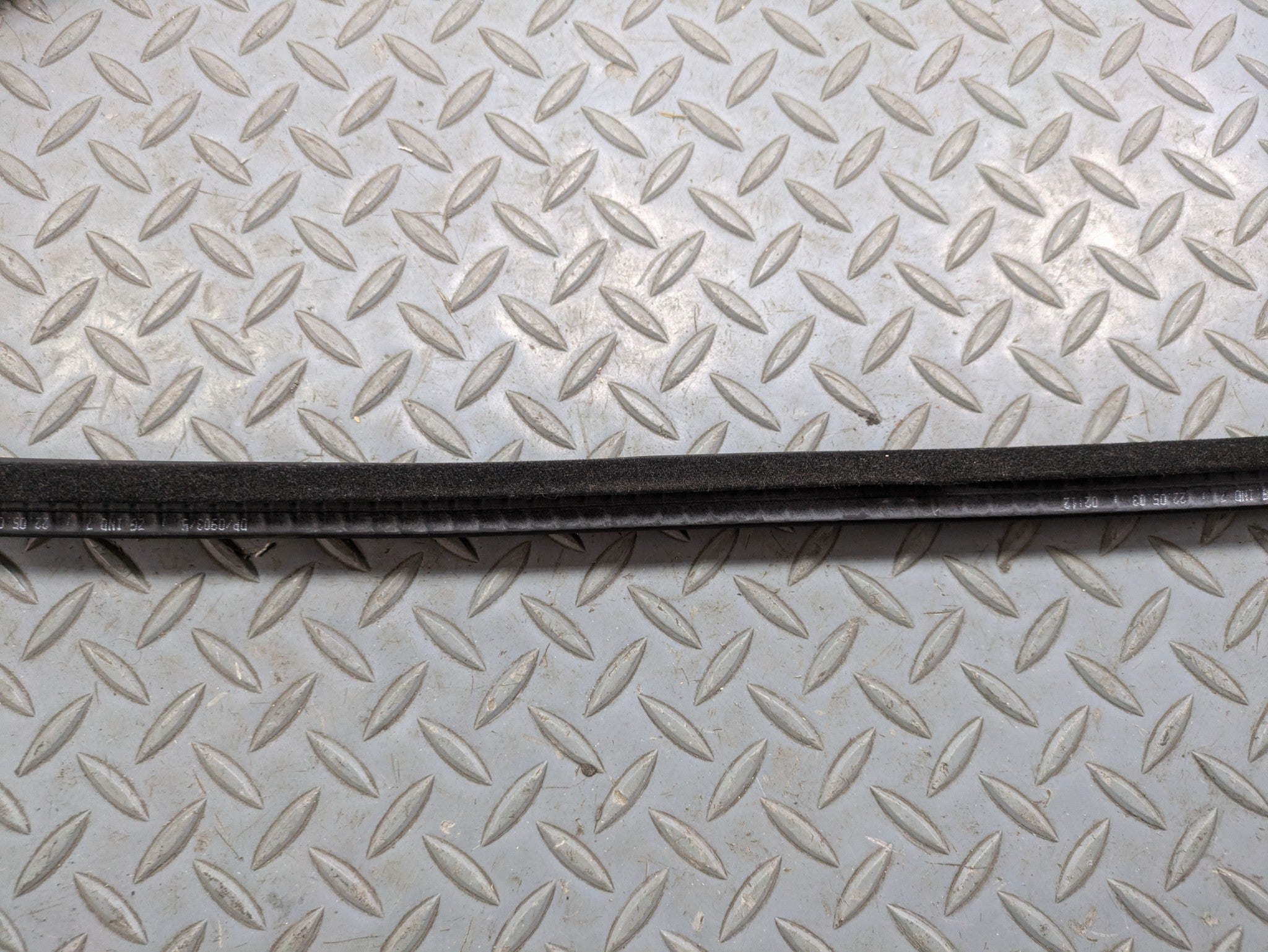 03 - 05 LAND ROVER RANGE ROVER OEM DOOR SEAL WEATHER STRIPPING FRONT RIGHT SIDE