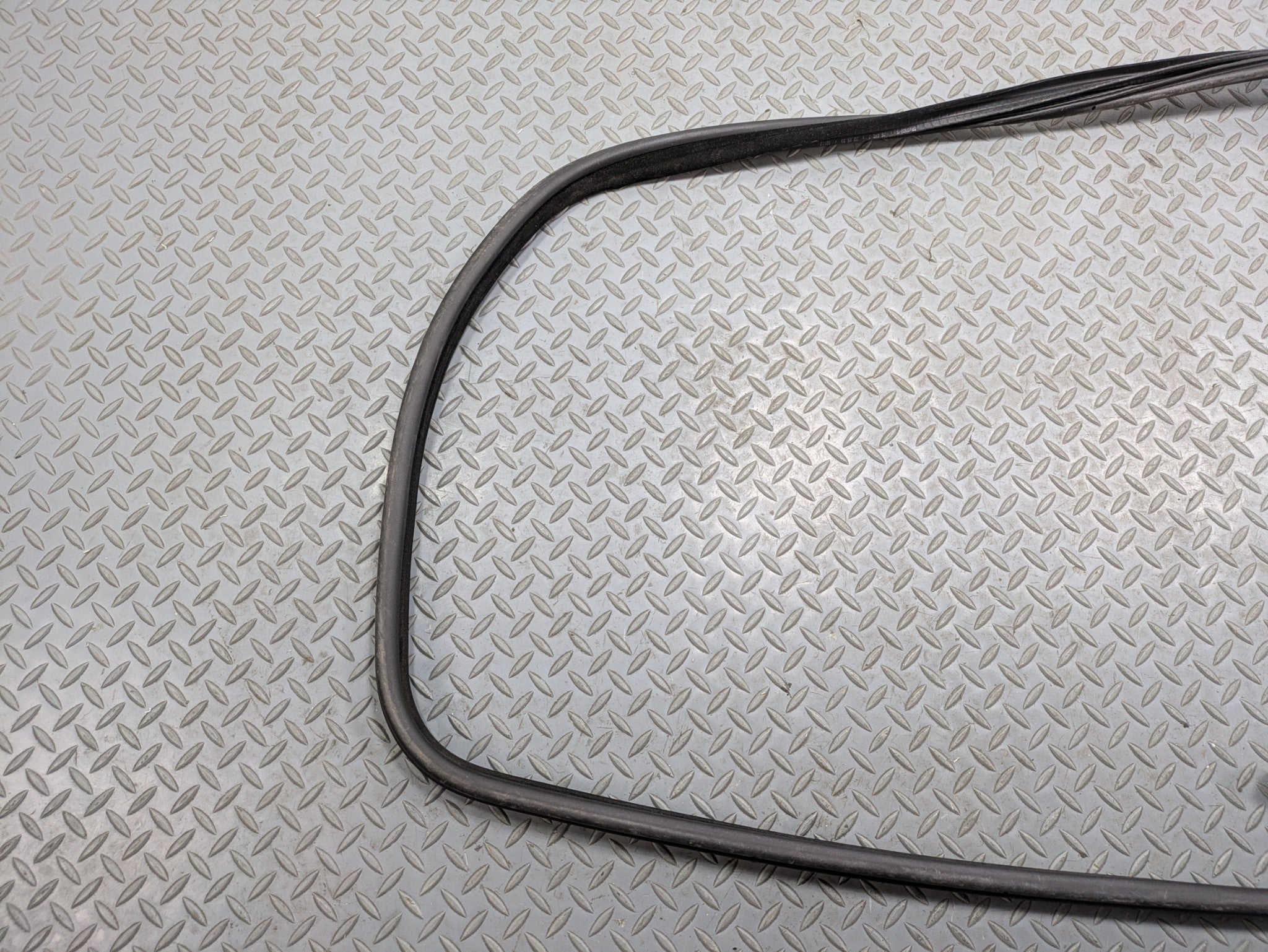 03 - 05 LAND ROVER RANGE ROVER OEM DOOR SEAL WEATHER STRIPPING FRONT RIGHT SIDE