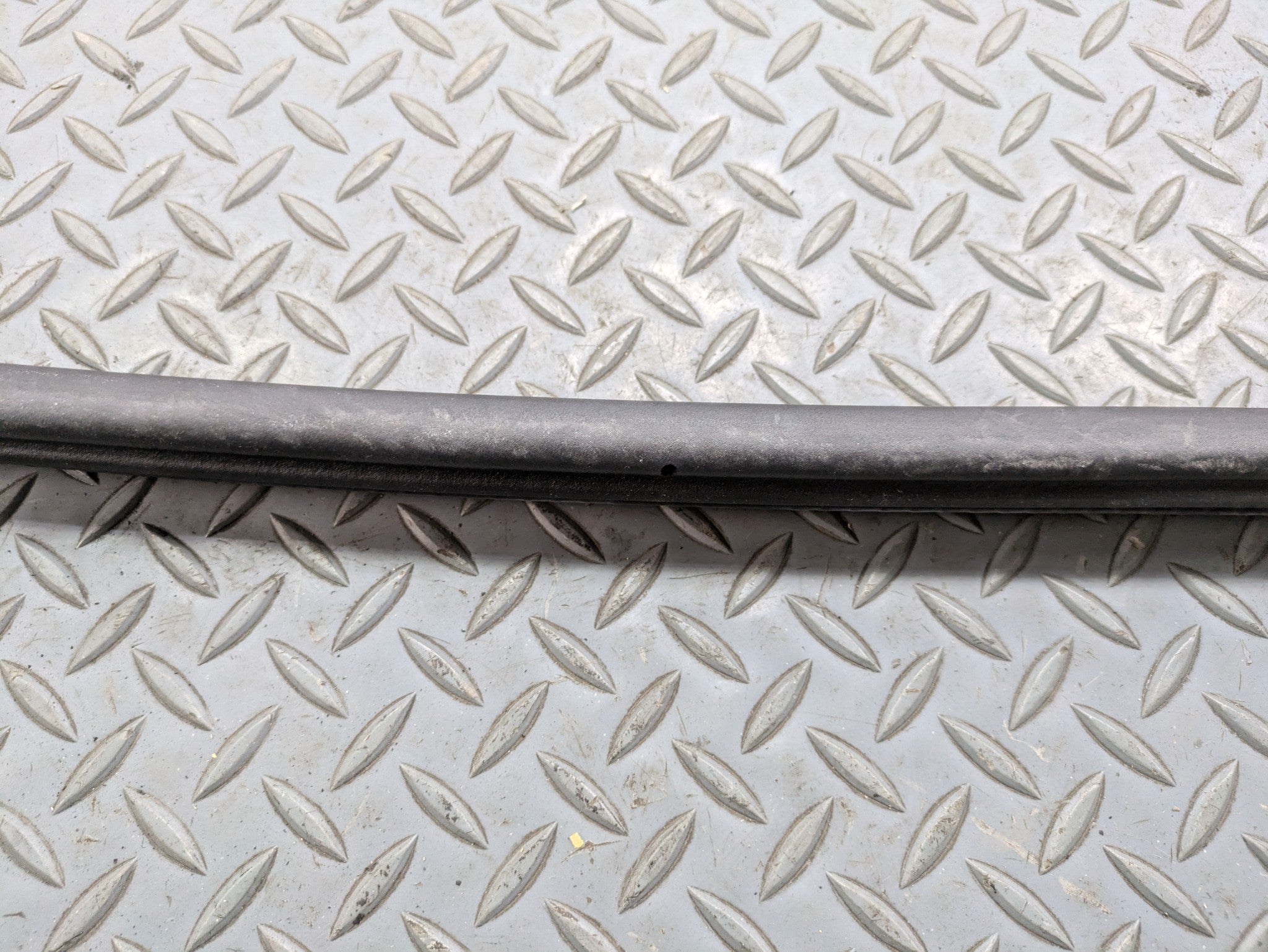 03 - 05 LAND ROVER RANGE ROVER OEM DOOR SEAL WEATHER STRIPPING FRONT RIGHT SIDE